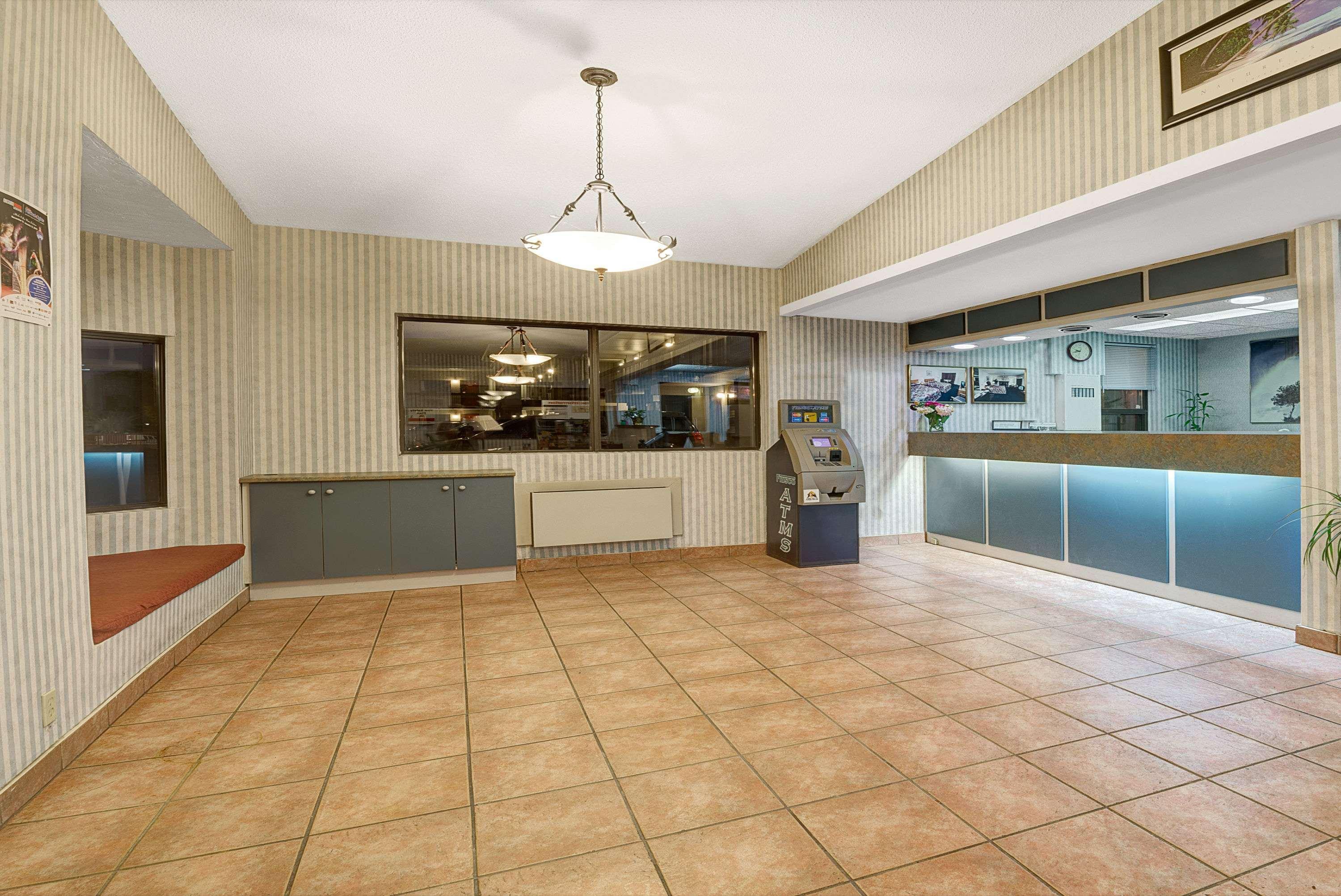 Vista Lobby Super 8 by Wyndham Niagara Falls North