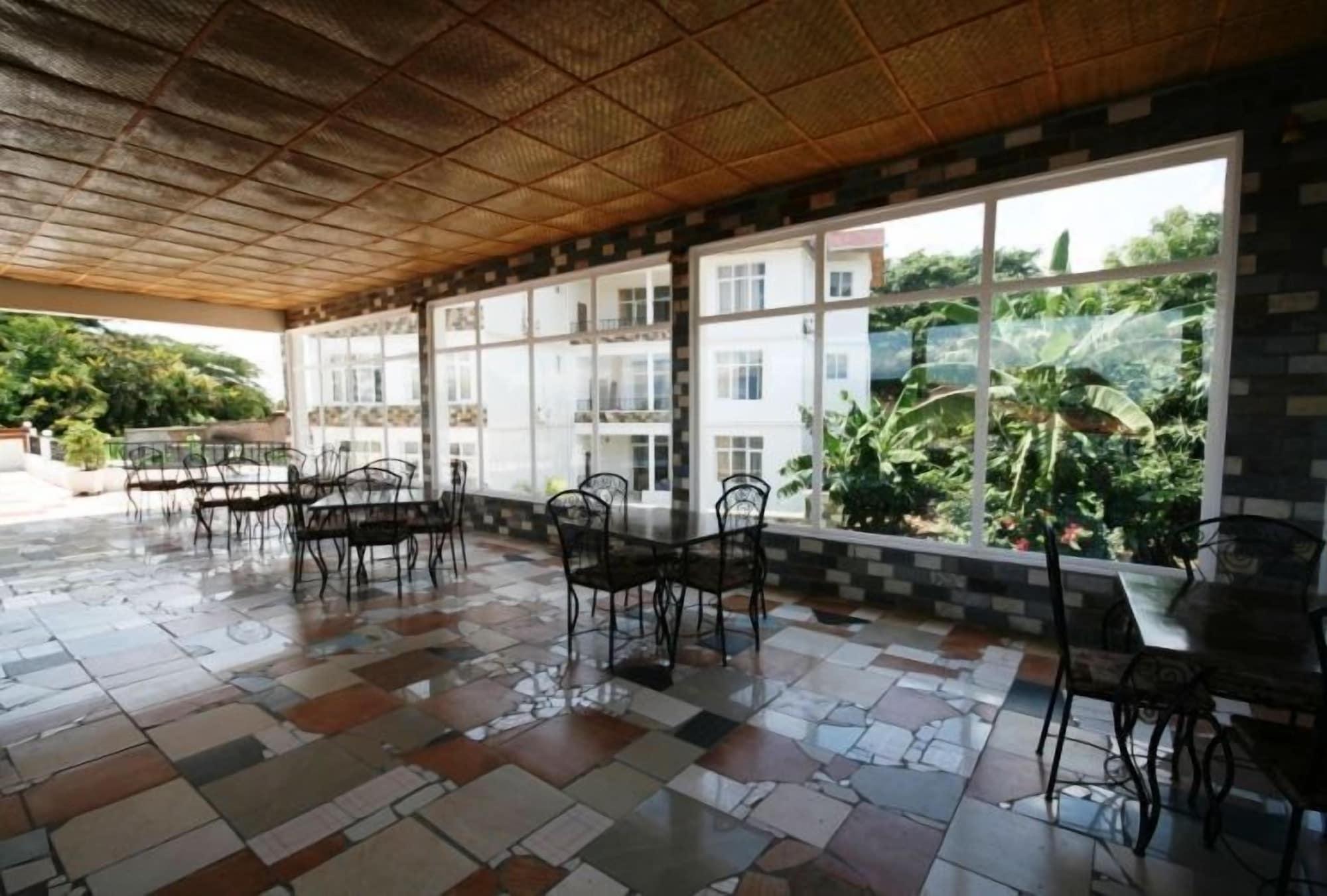 Restaurant Top Hill Residence Kiriri