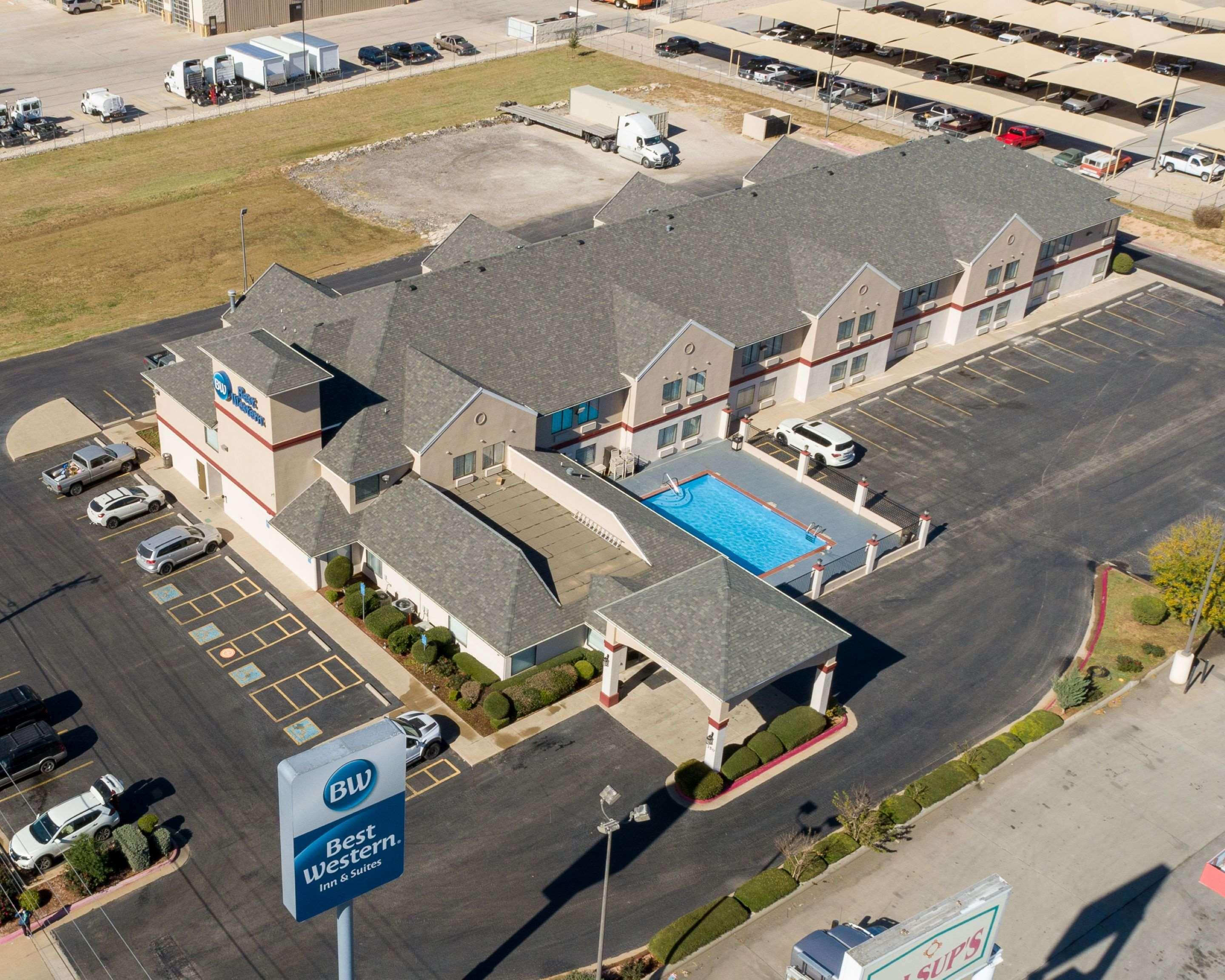 Vista Exterior Best Western Abilene Inn & Suites