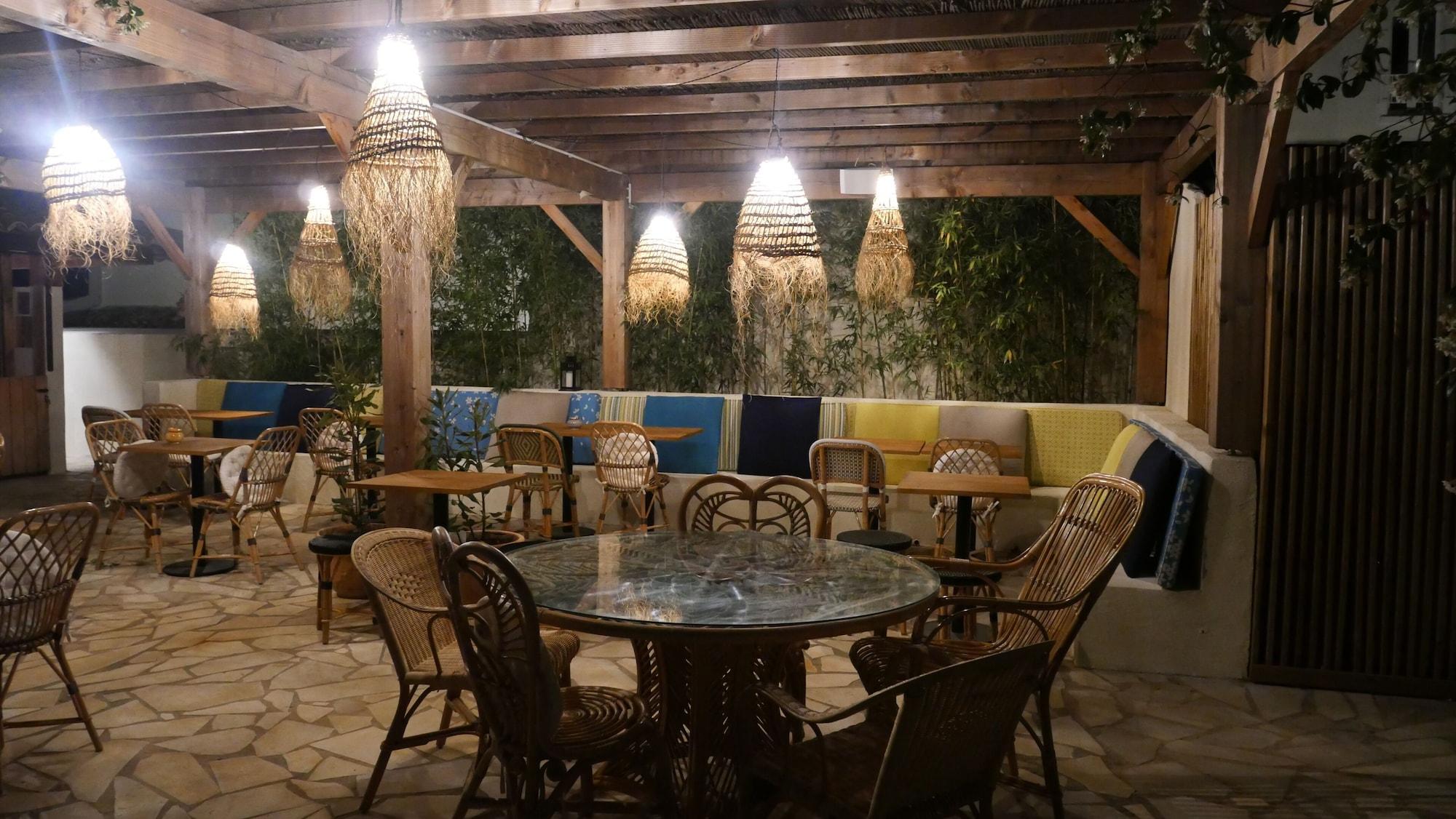 Vista Exterior Hotel La Piscine