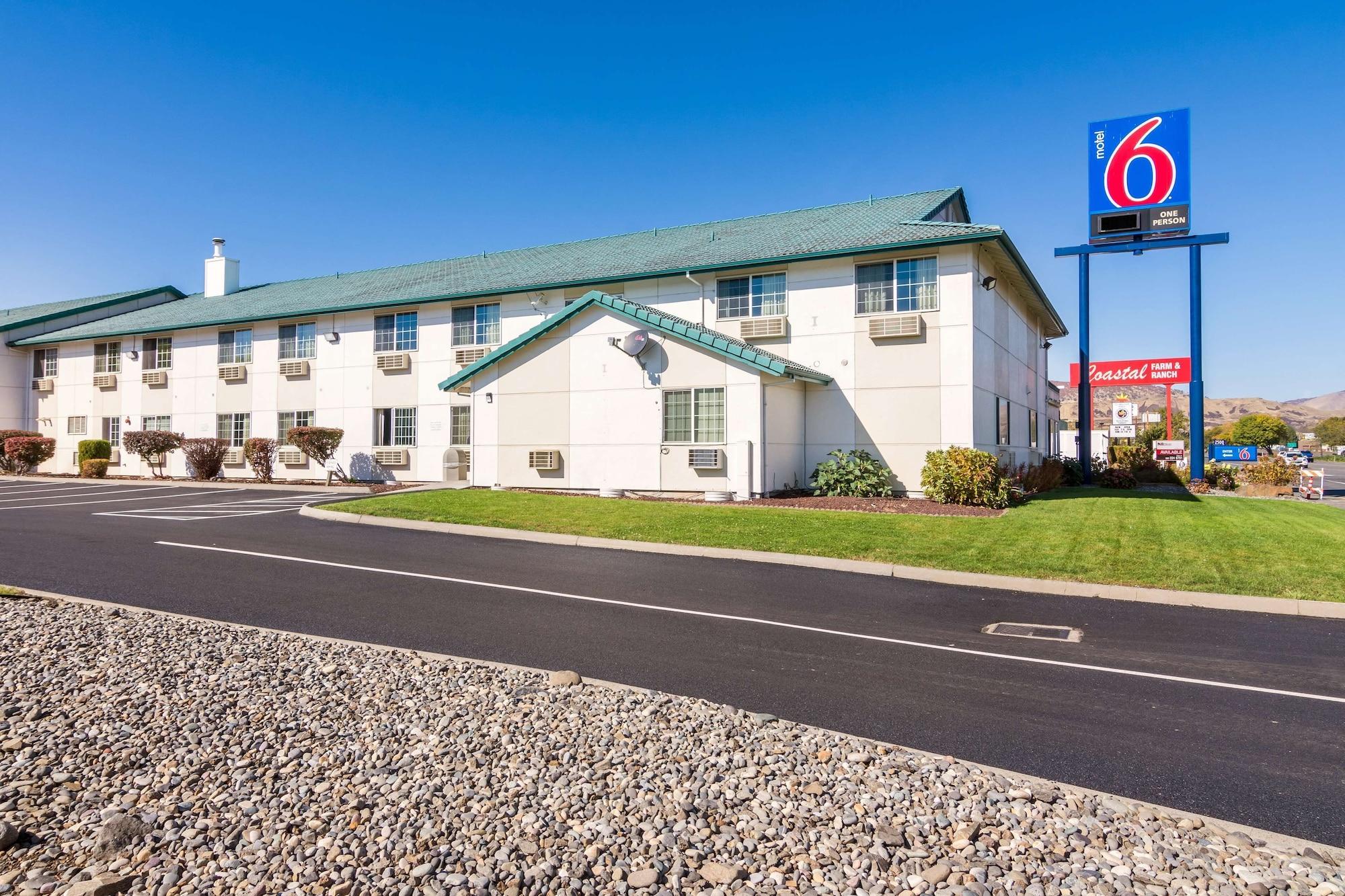 Vista Exterior Motel 6 The Dalles, OR