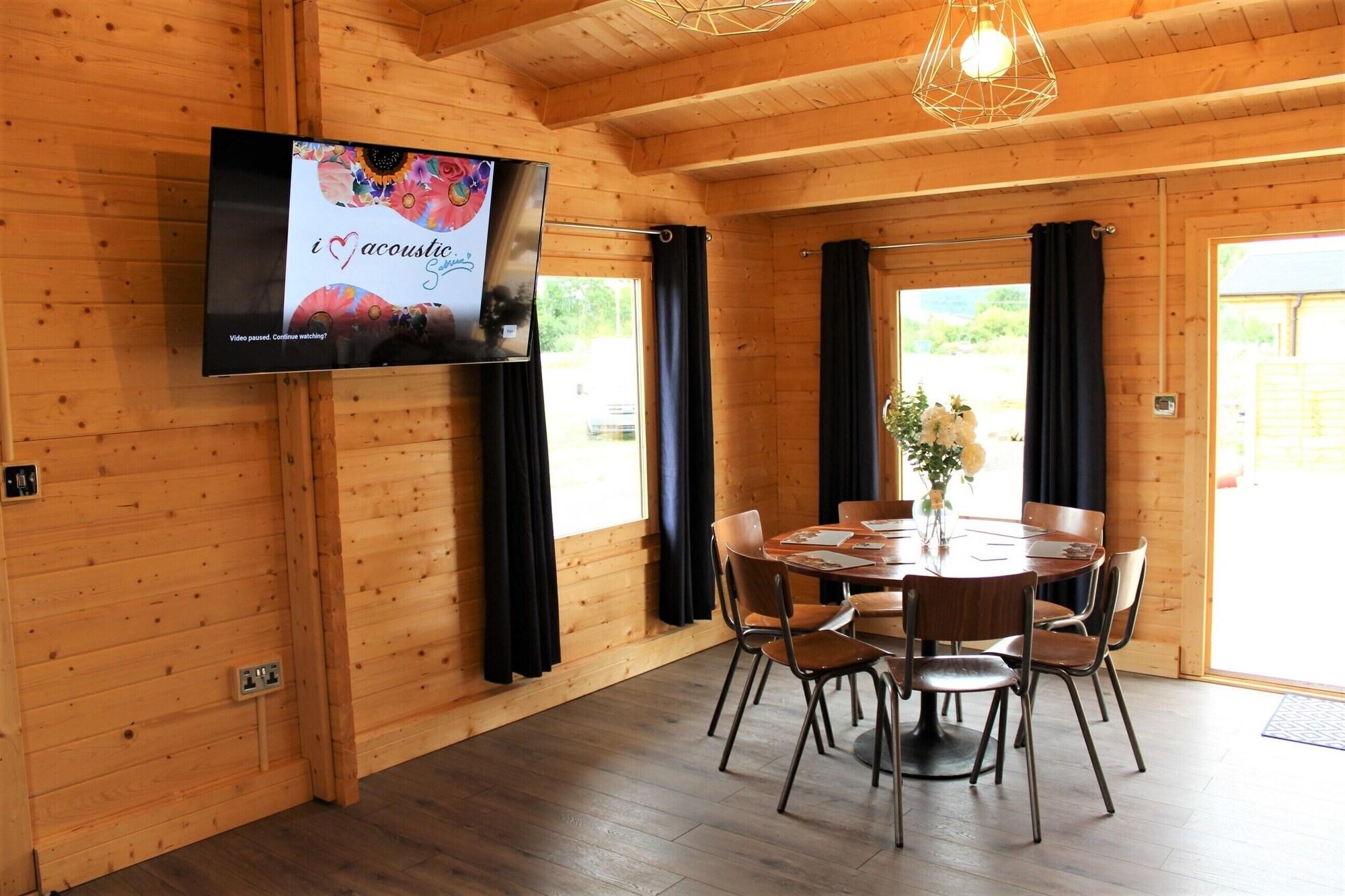 Varios Inviting 3-bedroom Lodge in Ashton Under Hill