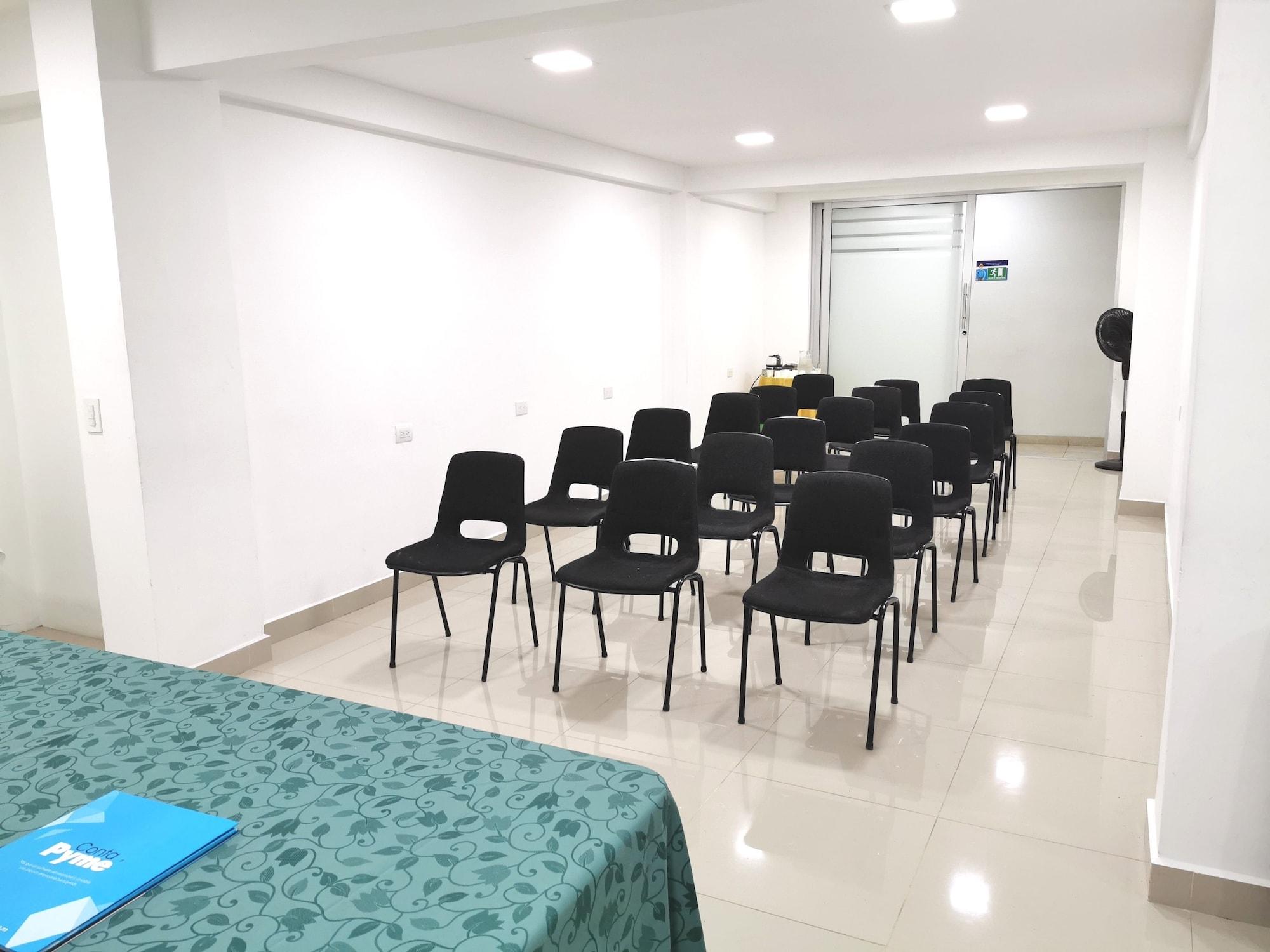 Sala de Reuniones Hotel Laureles 70