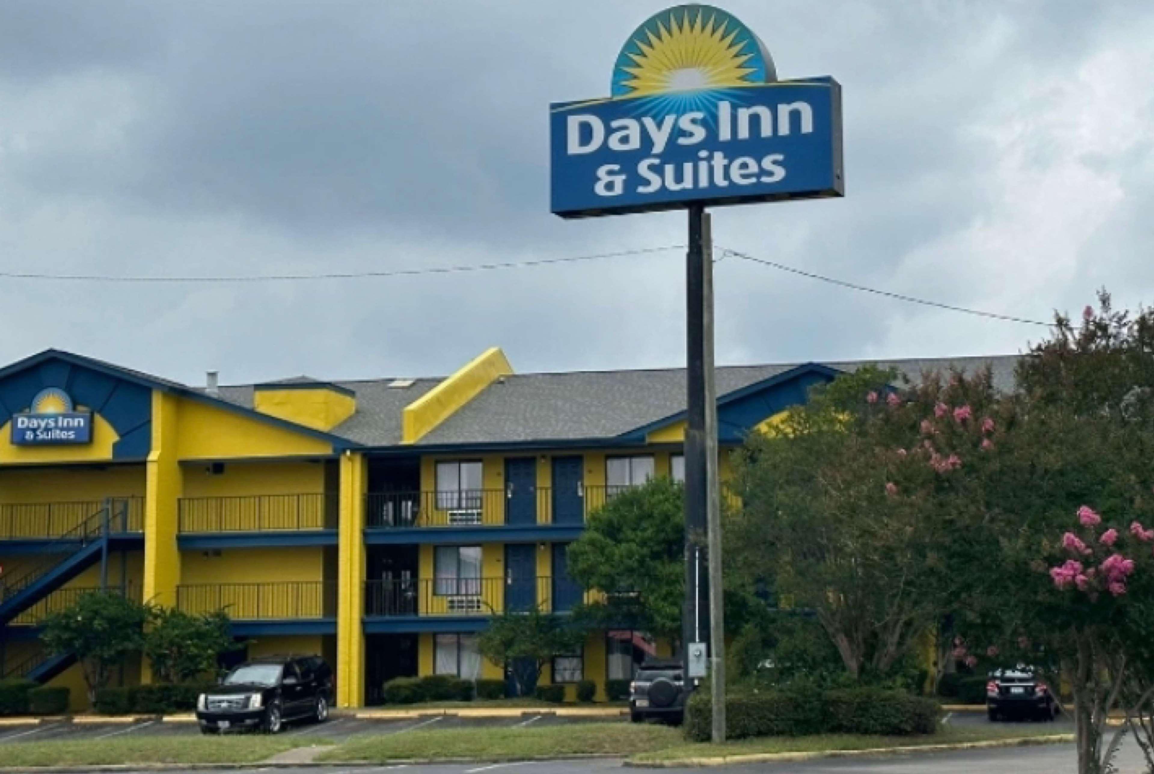 Vista Exterior Days Inn & Suites by Wyndham Mobile
