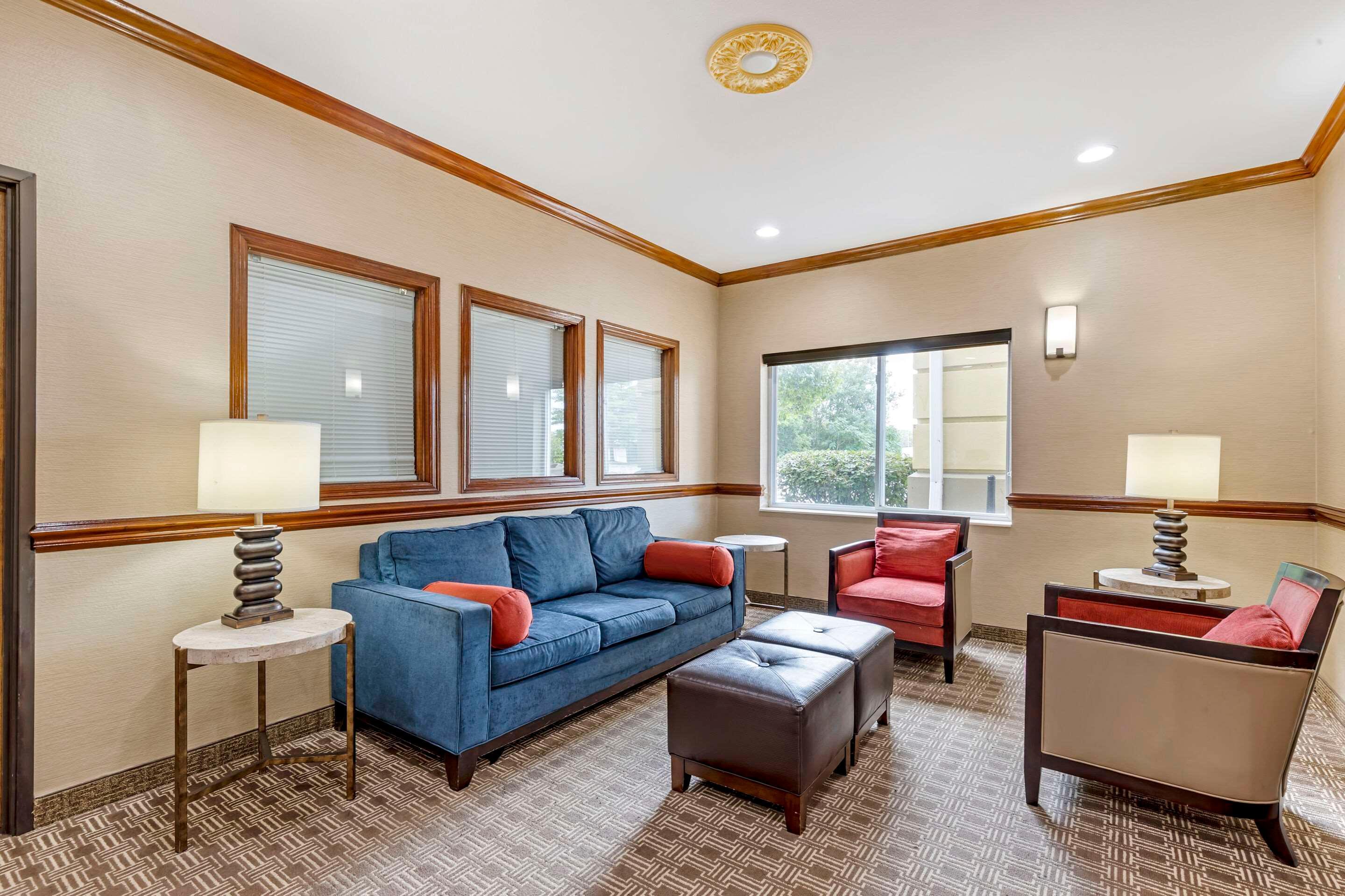 Vista Lobby Comfort Inn & Suites East Moline near I-80