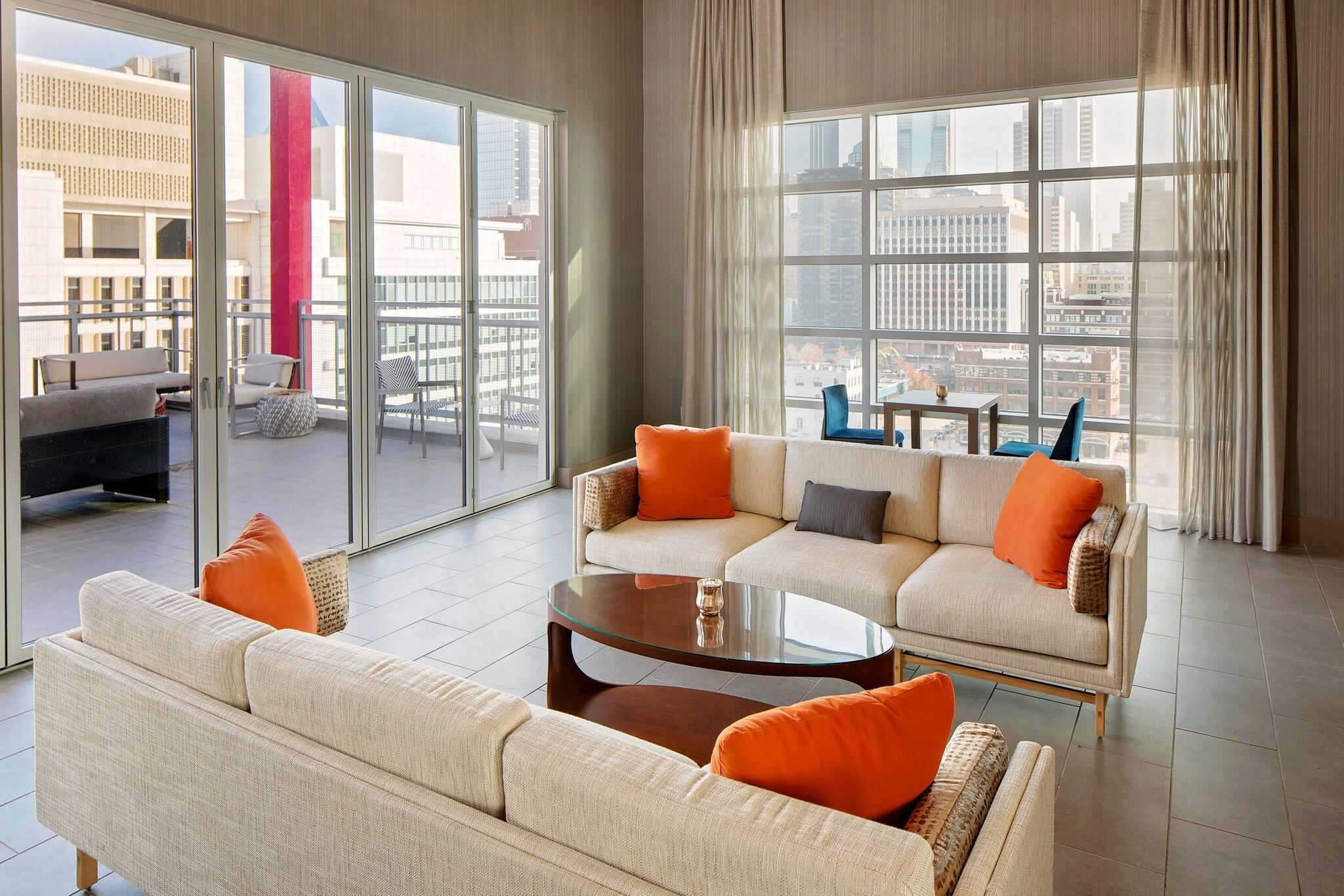 Bar/Salón Courtyard by Marriott Dallas Downtown/Reunion District