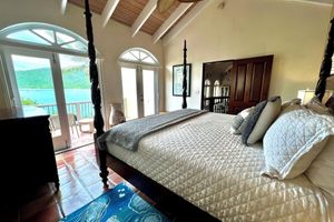 Alquiler Vacacional - North Shore Waterfront with Beach Access & Big Views of the Clear Water Below