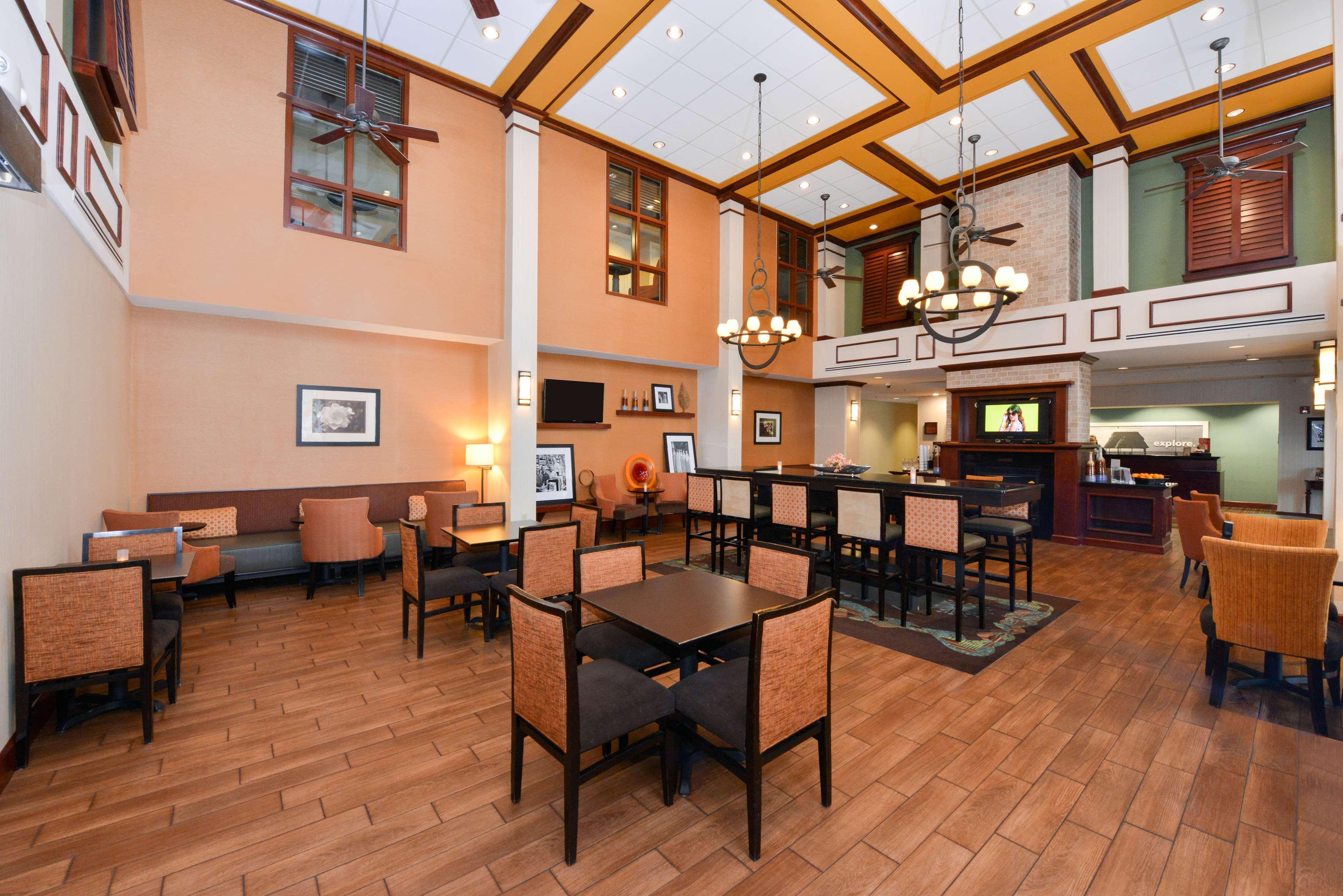 Vista Lobby Hampton Inn & Suites Plymouth