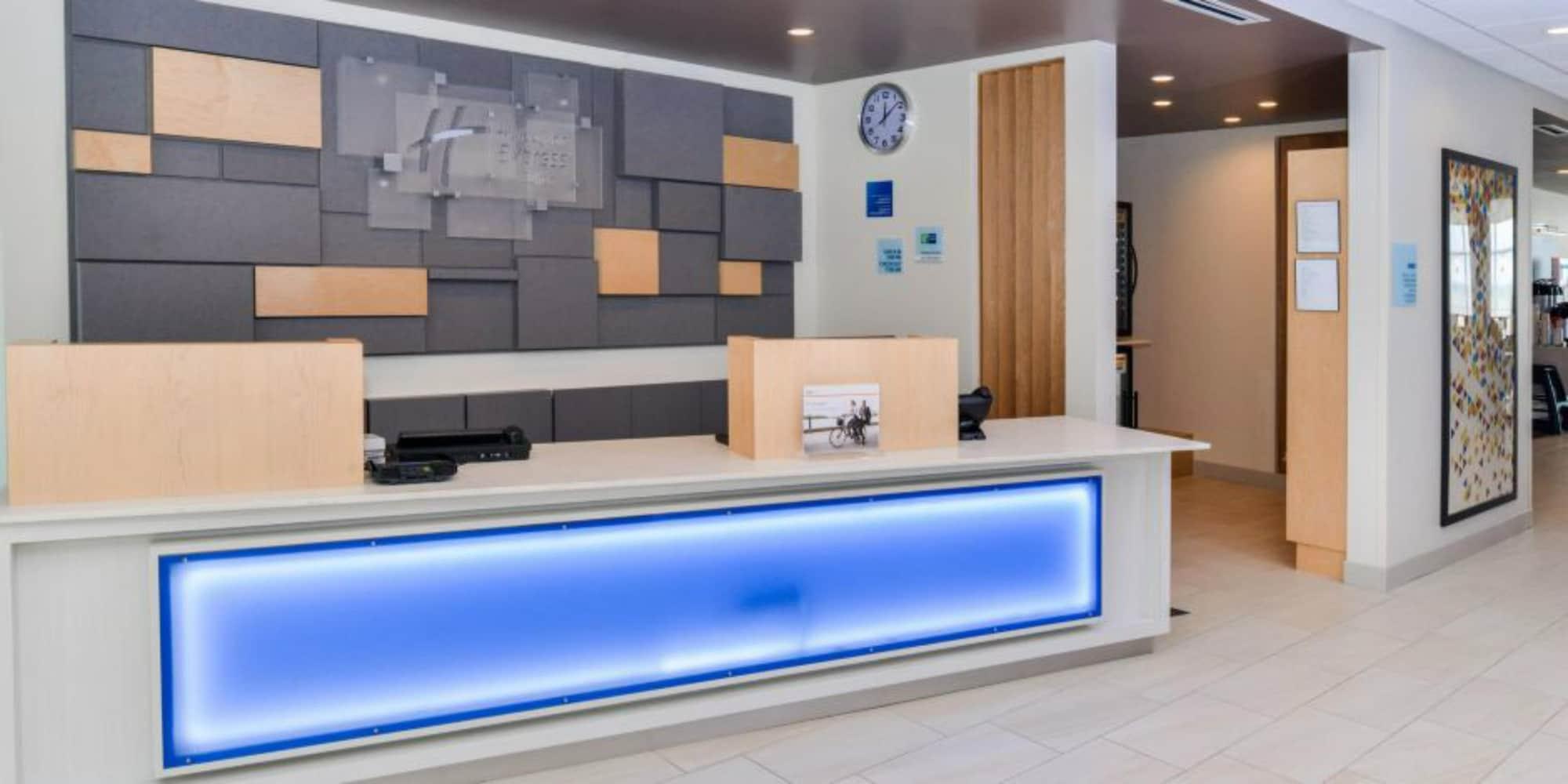 Vista Lobby Holiday Inn Express Alliance by IHG