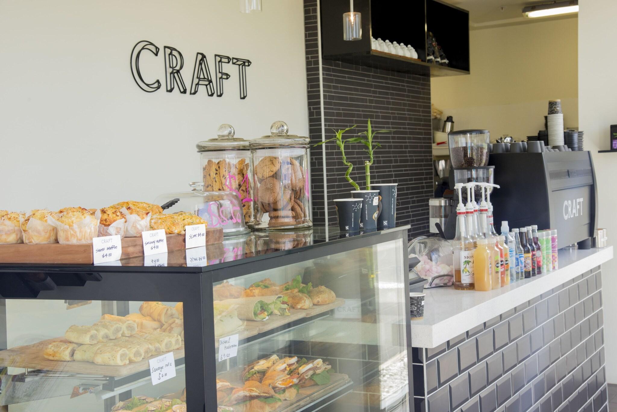 Bar/Salón Quest on Beaumont