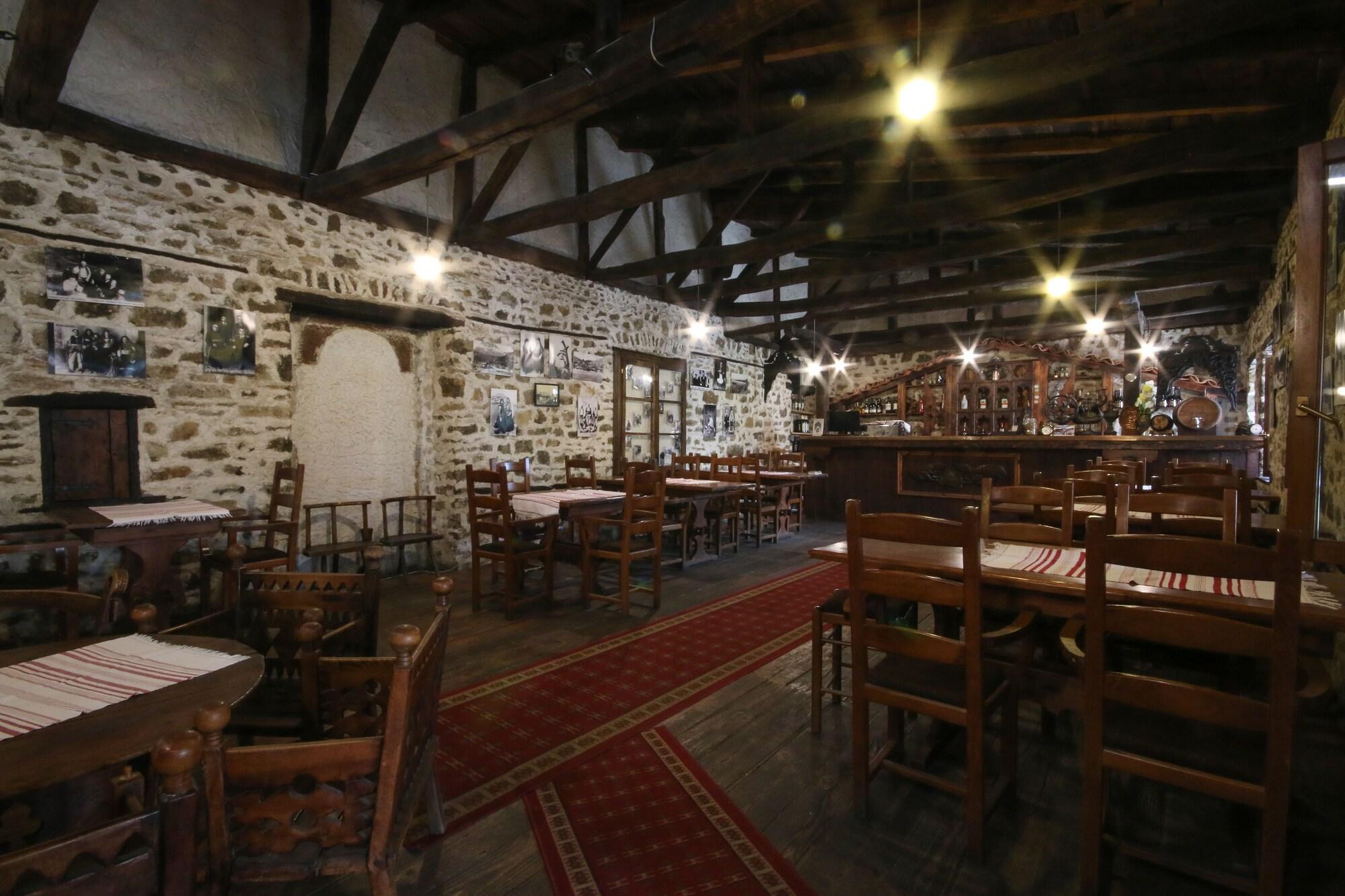 Bar/Salón Hotel Tradita Geg & Tosk