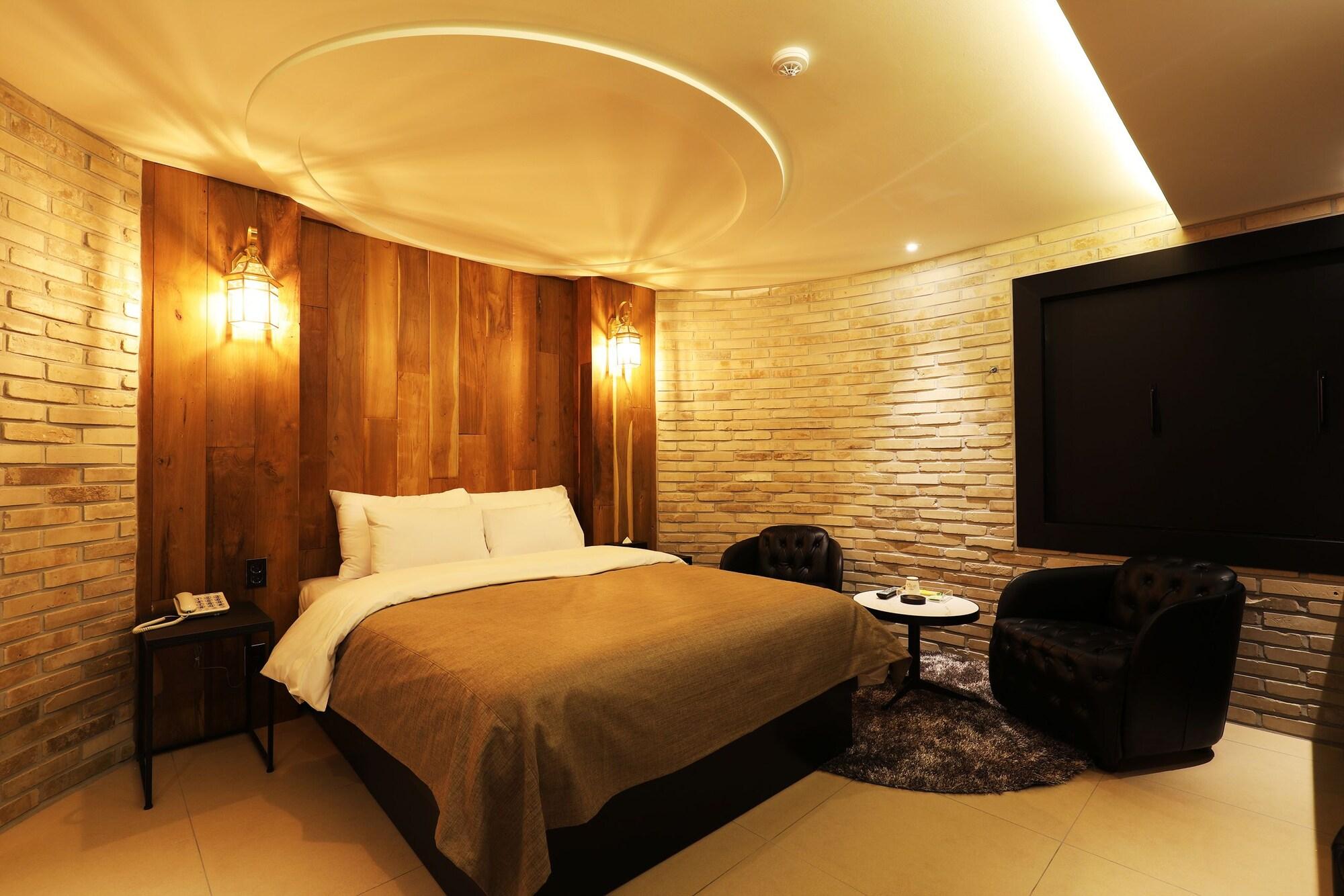 Varios Rainbow Hotel