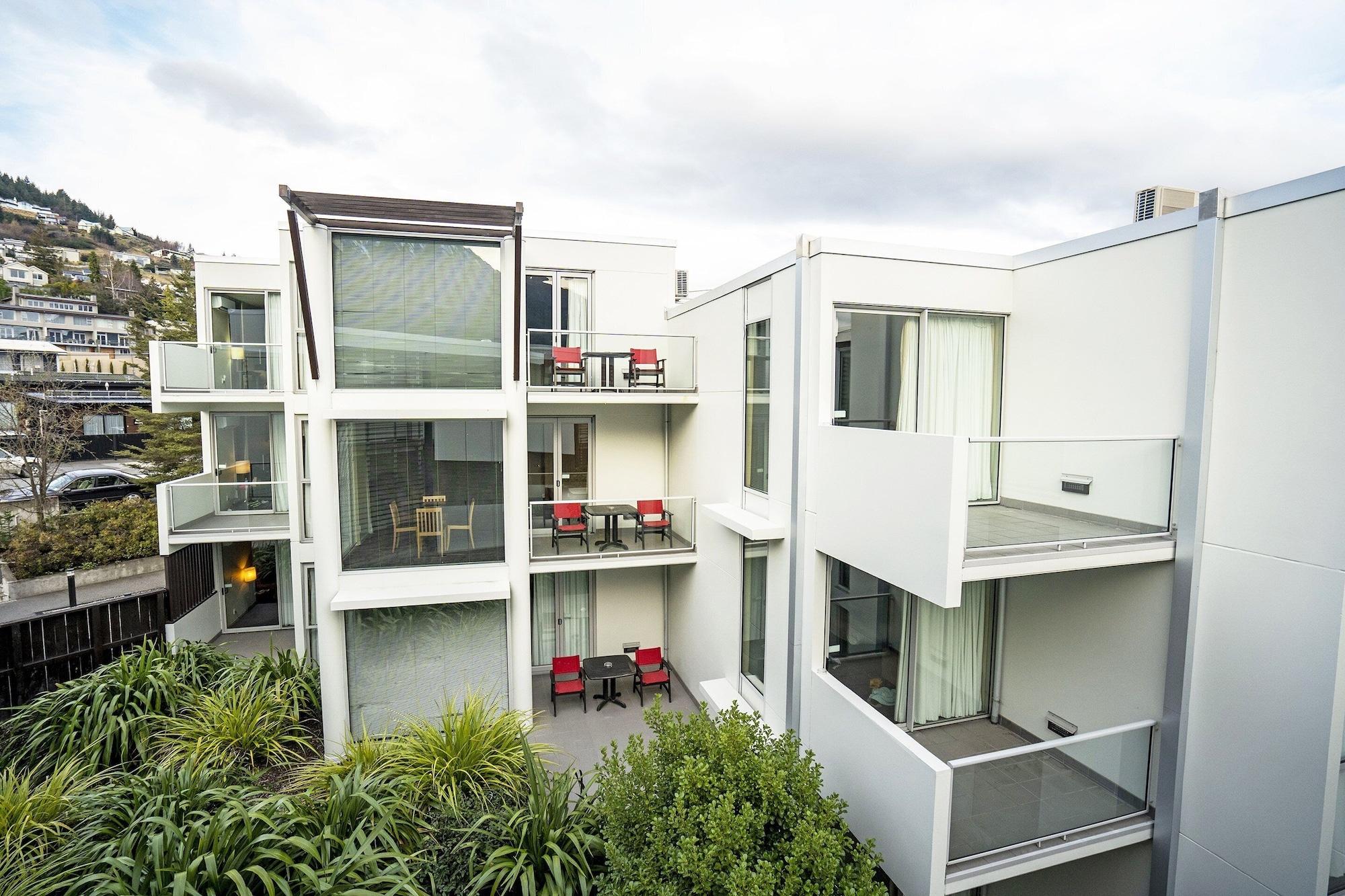 Vista Exterior Scenic Suites Queenstown