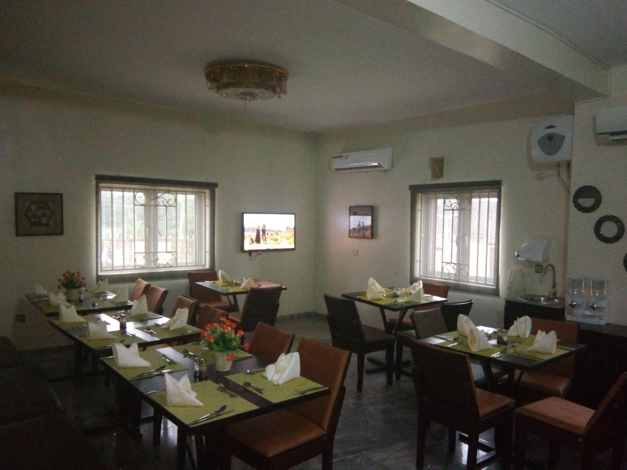 Restaurant Orchid Suite & Apartment
