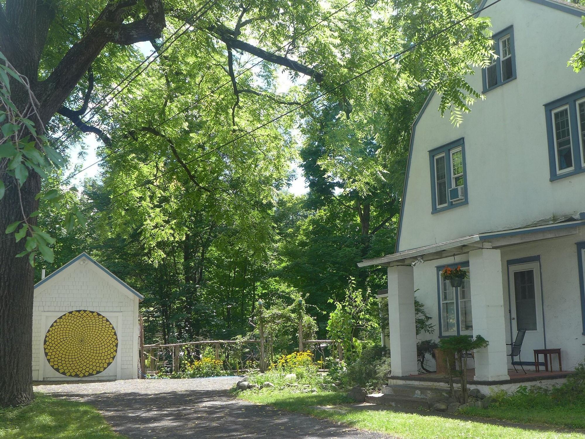 Vista Exterior Morning Glory B n B Woodstock NY