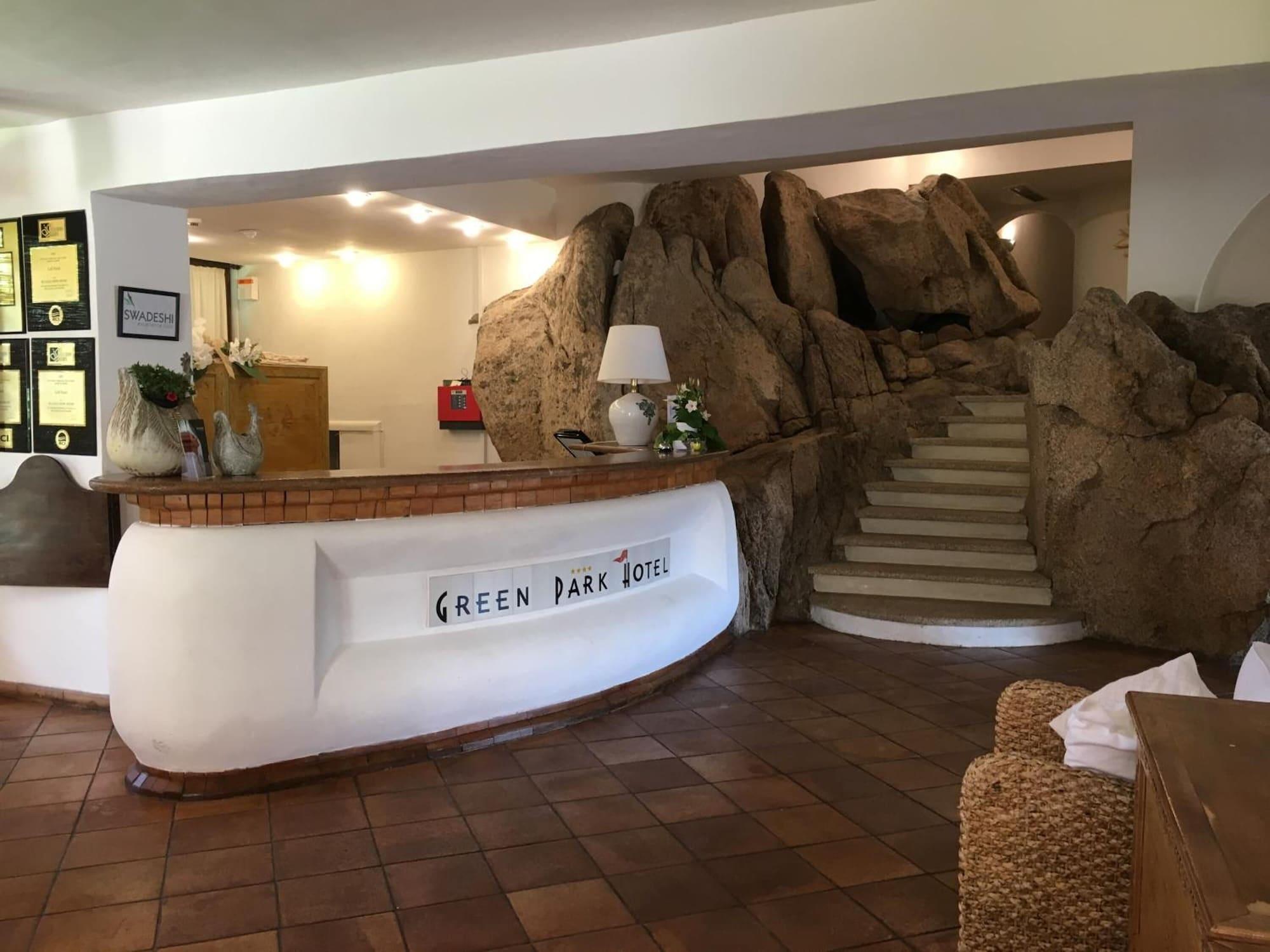 Vista Lobby Green Park Hotel