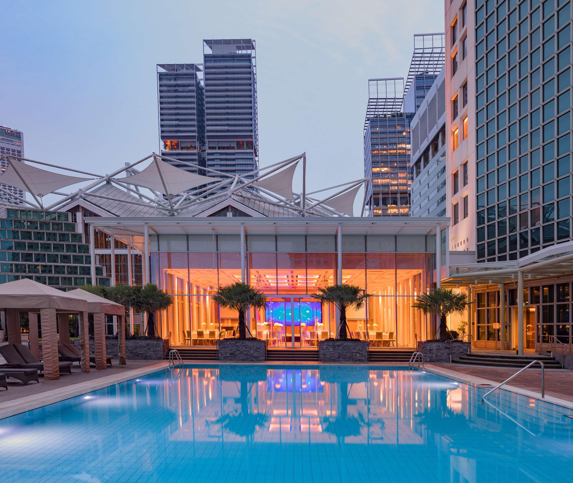 Vista da piscina Conrad Singapore Marina Bay