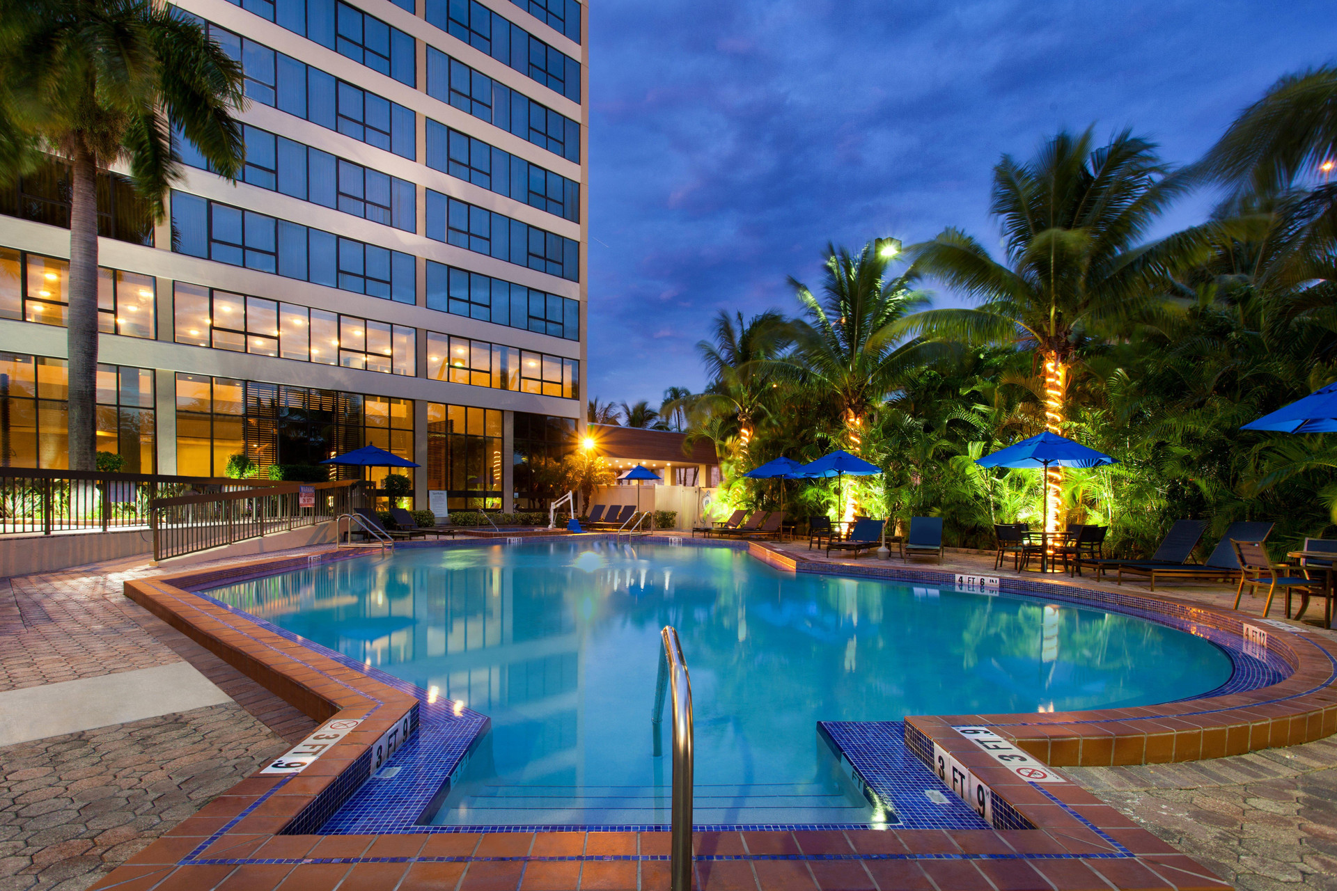 Vista Piscina Holiday Inn Miami West - Airport Area by IHG
