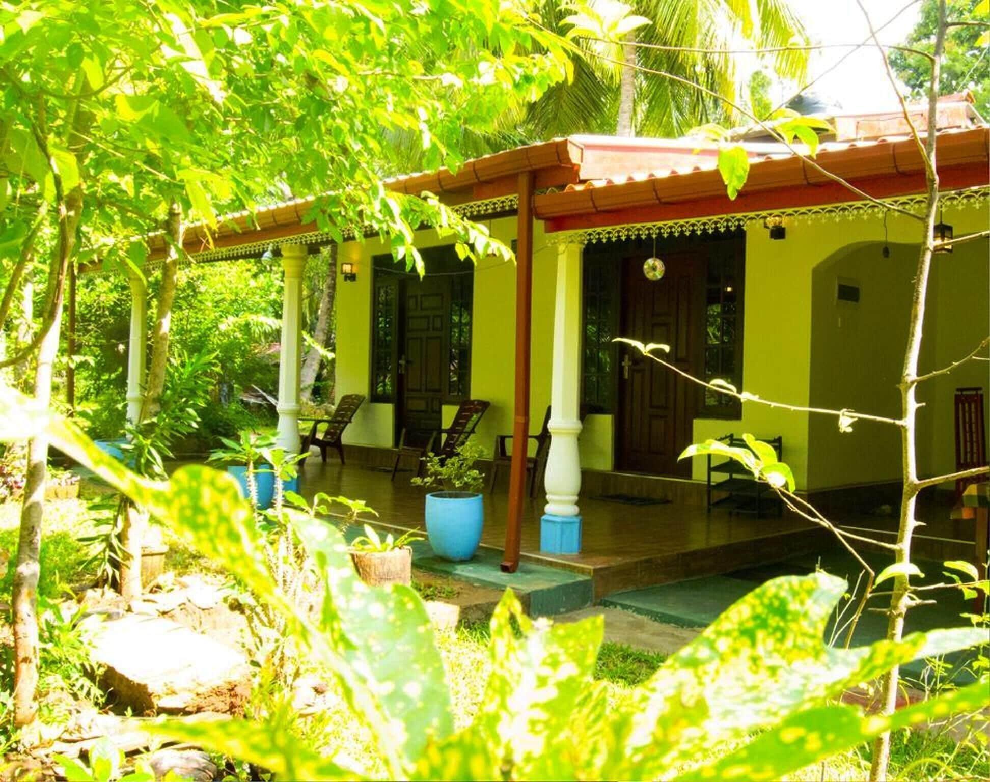 Vista Exterior Senura Homestay