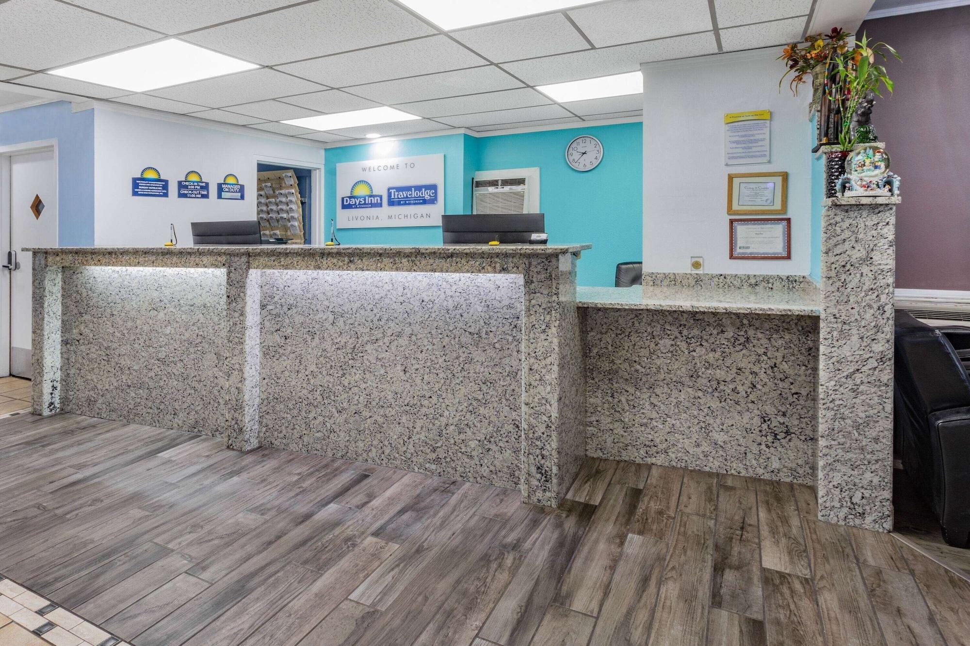 Vista Lobby Days Inn by Wyndham Livonia/Canton/Detroit