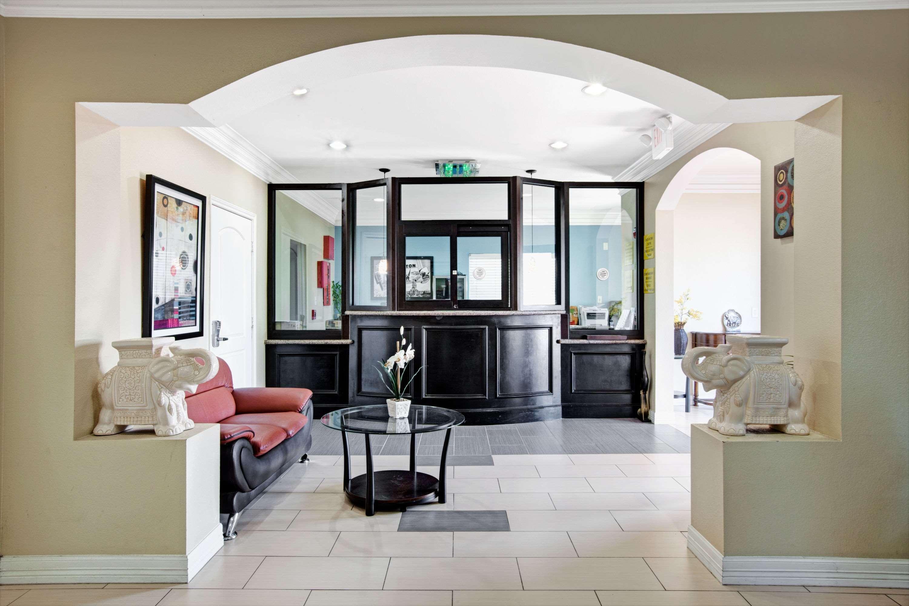 Vista Lobby Super 8 by Wyndham Houston North I-45