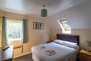 Alojamiento - Denstone; woodland lodge for 8 with hot tub, log burner, BBQ, near Alton Towers.