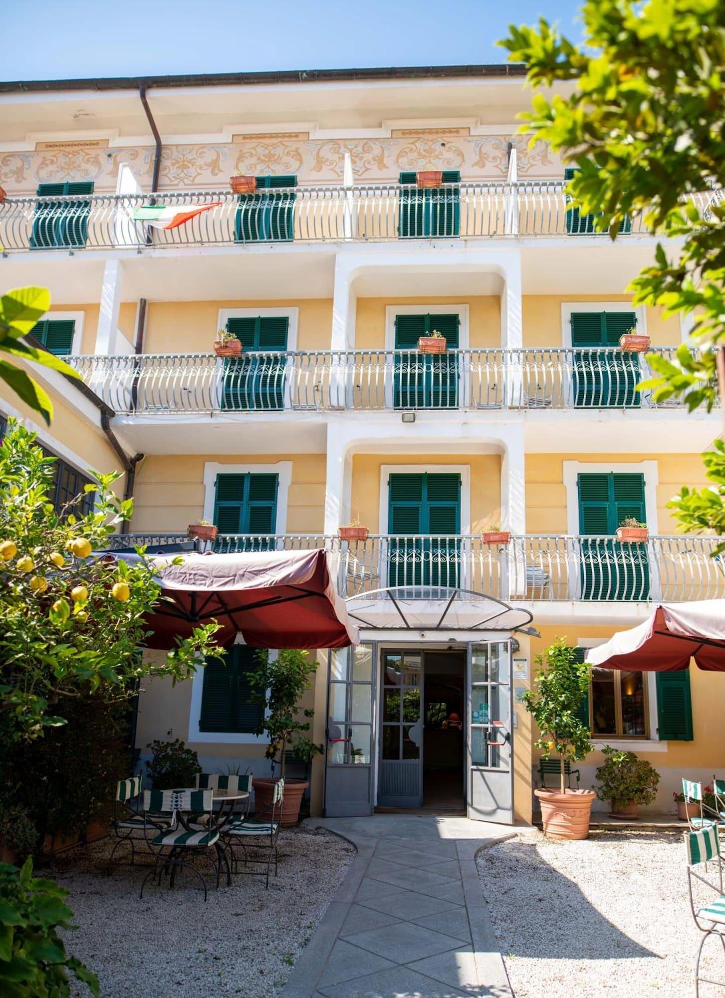 Vista Exterior Hotel Miranda