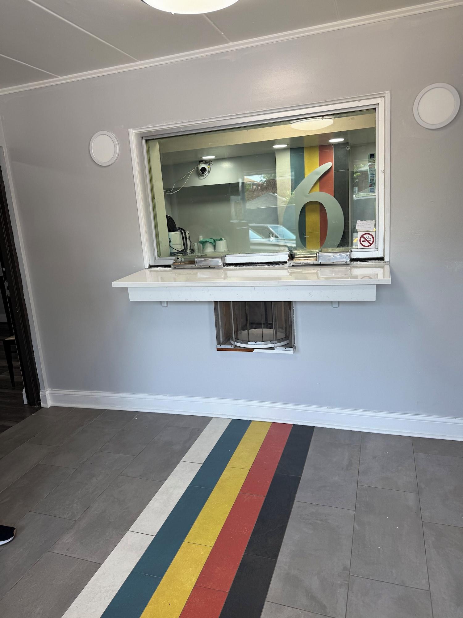 Vista Lobby Motel 6 - Chicago, IL