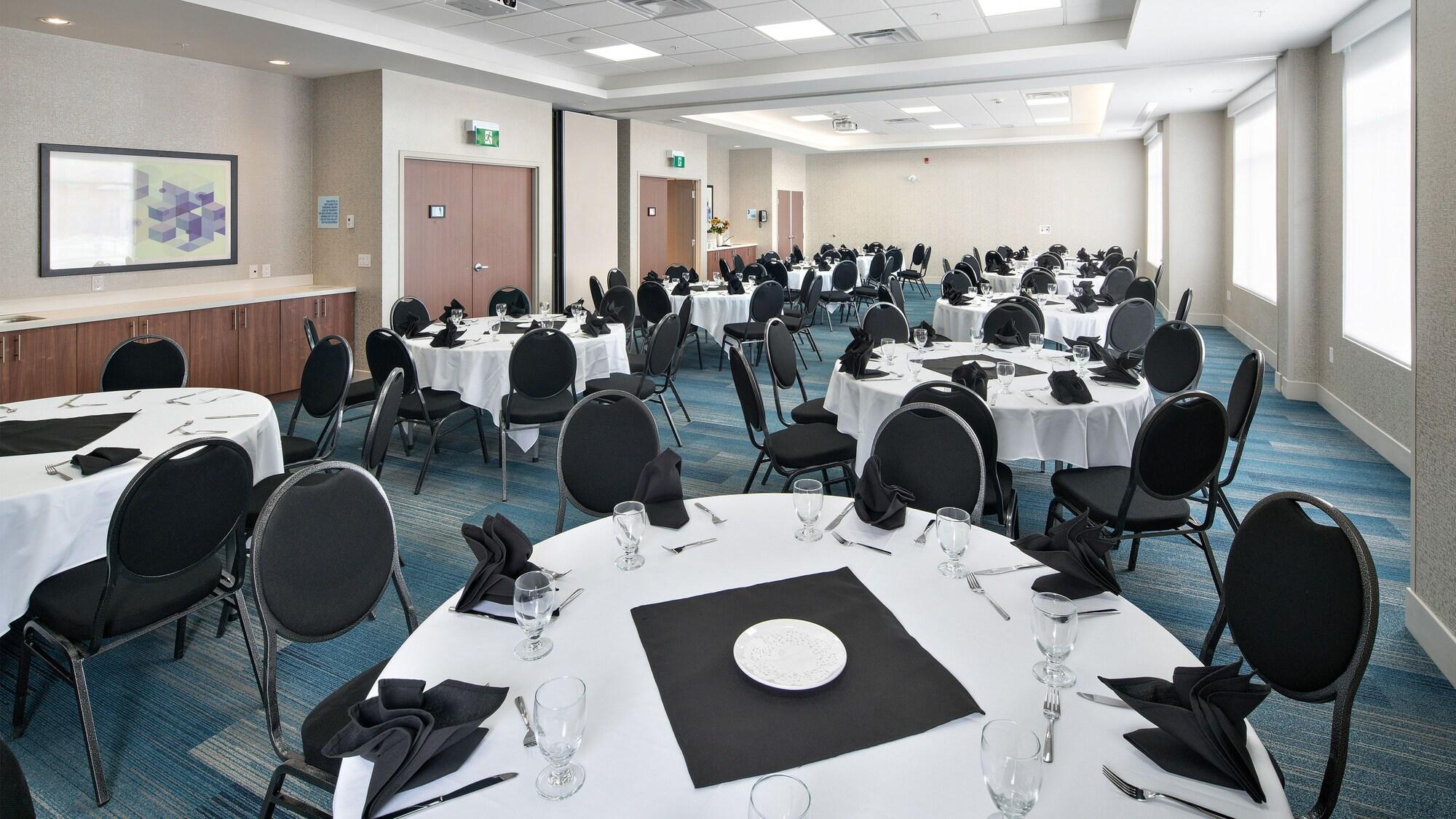 Sala de Reuniones Staybridge Suites Red Deer North  by IHG