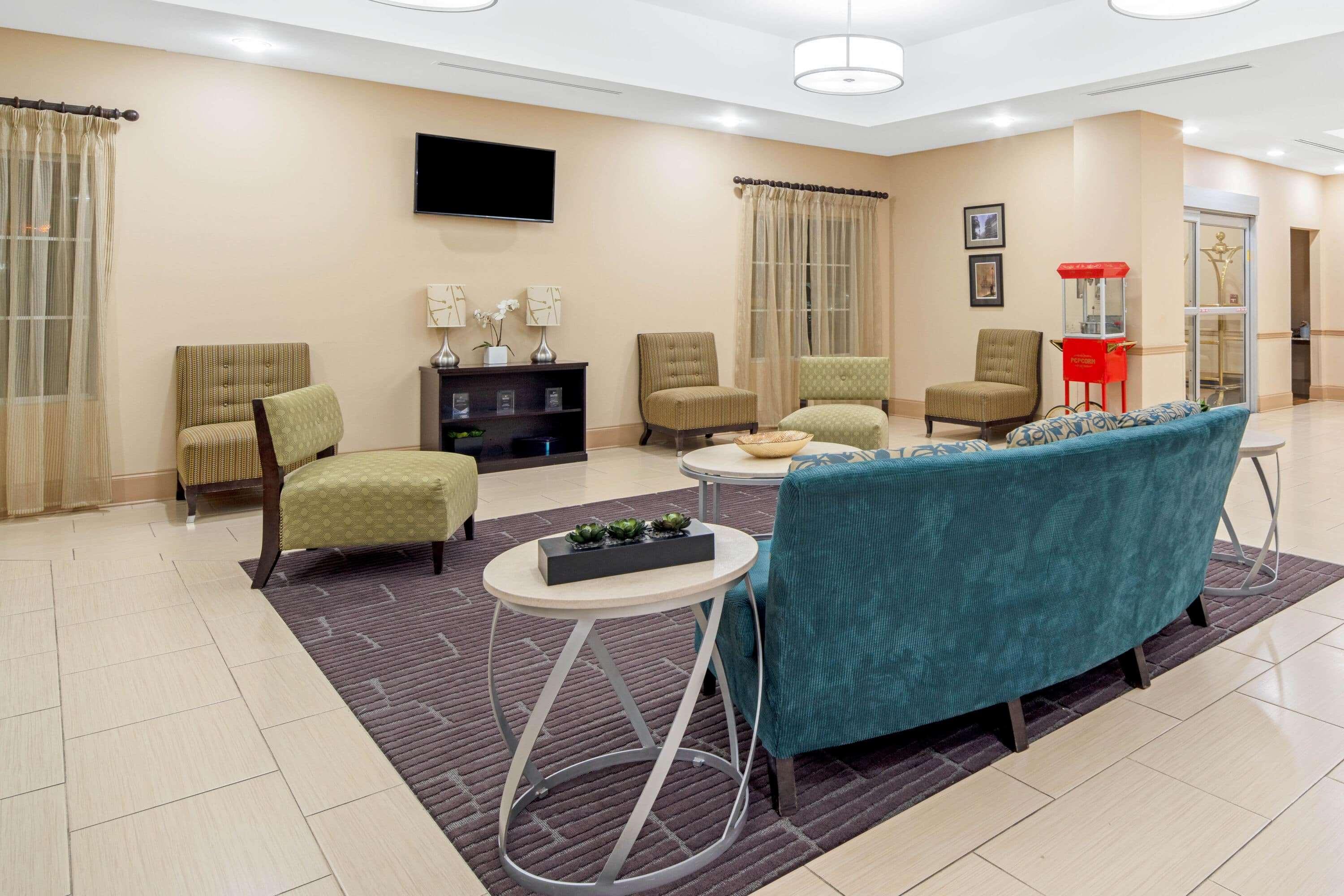 Vista Lobby La Quinta Inn & Suites by Wyndham Gonzales LA