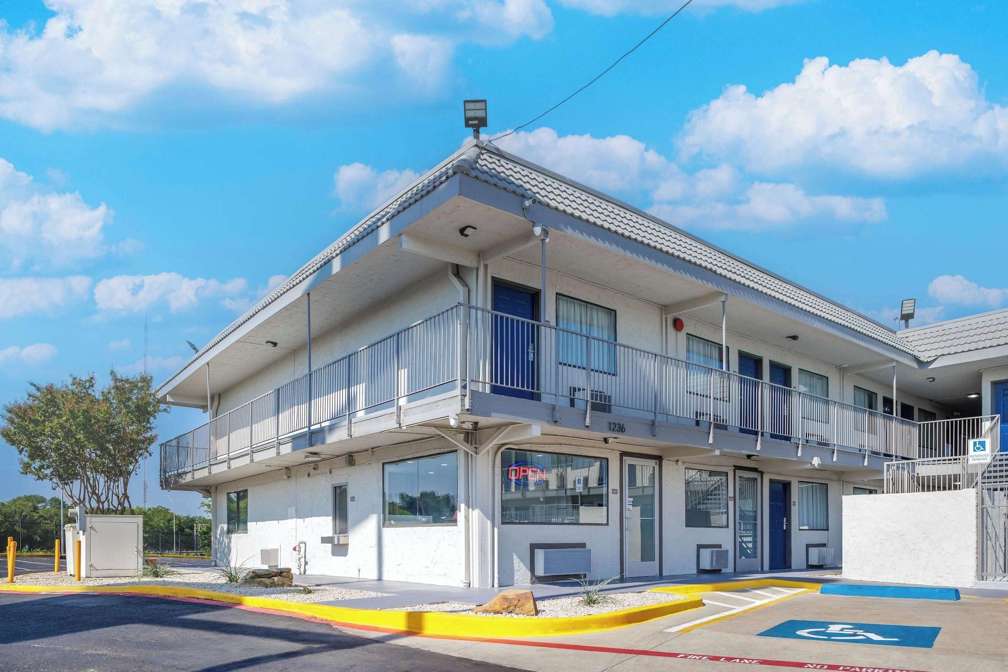 Varios Motel 6 Fort Worth, TX - East