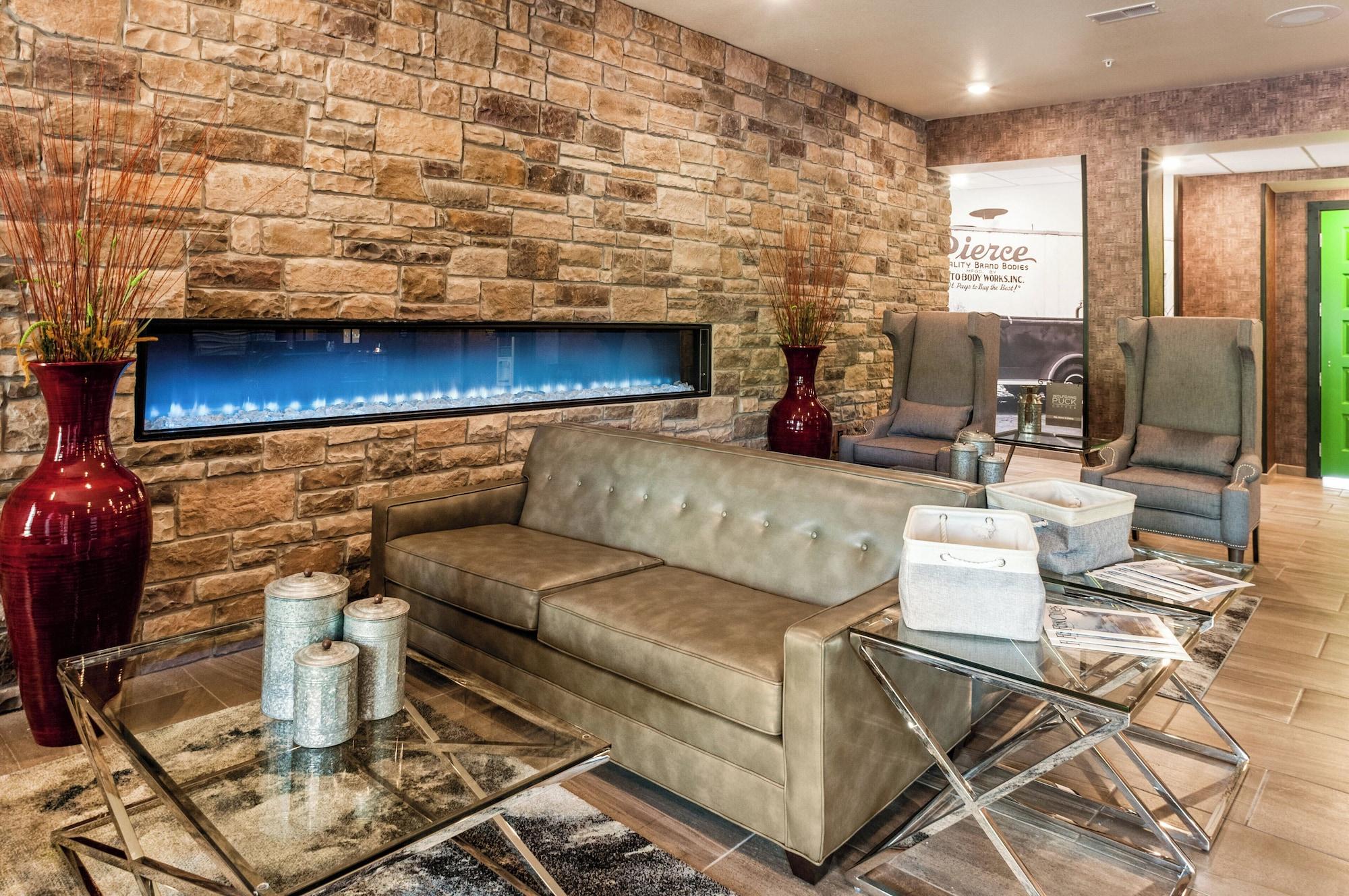 Vista Lobby Cobblestone Hotel & Suites - Appleton International Airport