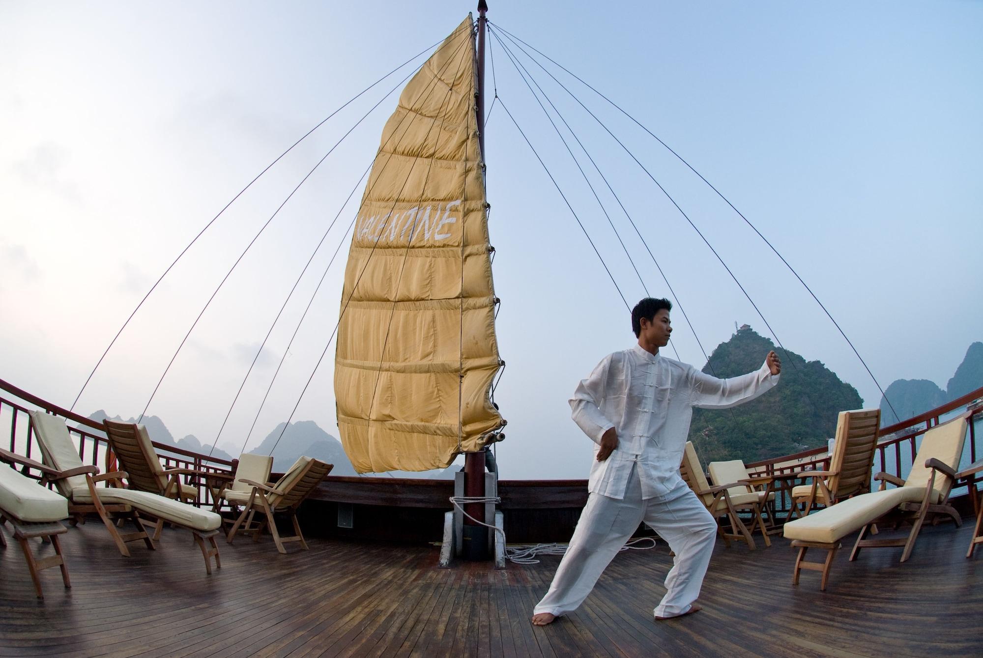 Gimnasio Indochina Sails Ha Long Bay