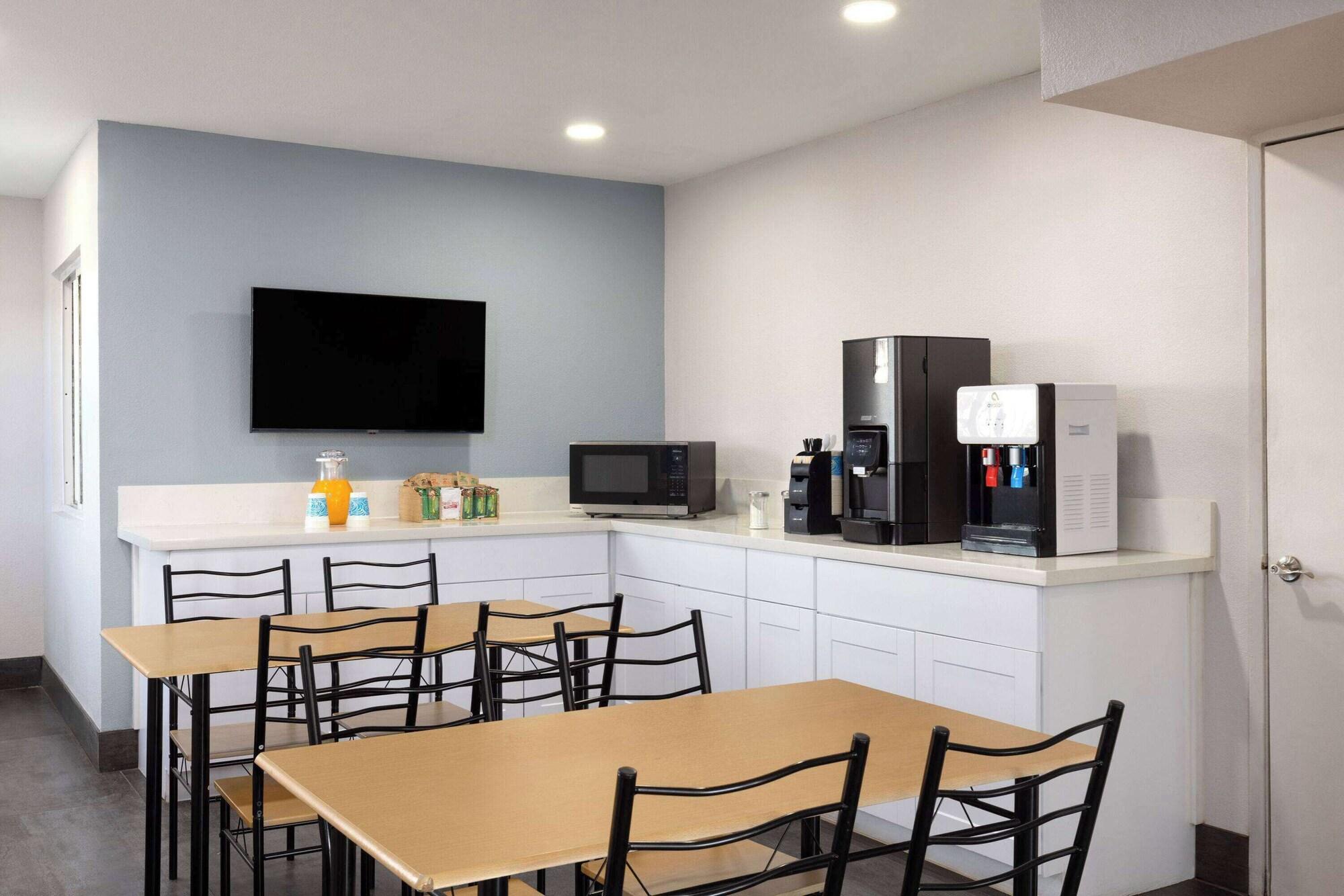 Restaurant Days Inn by Wyndham Bakersfield