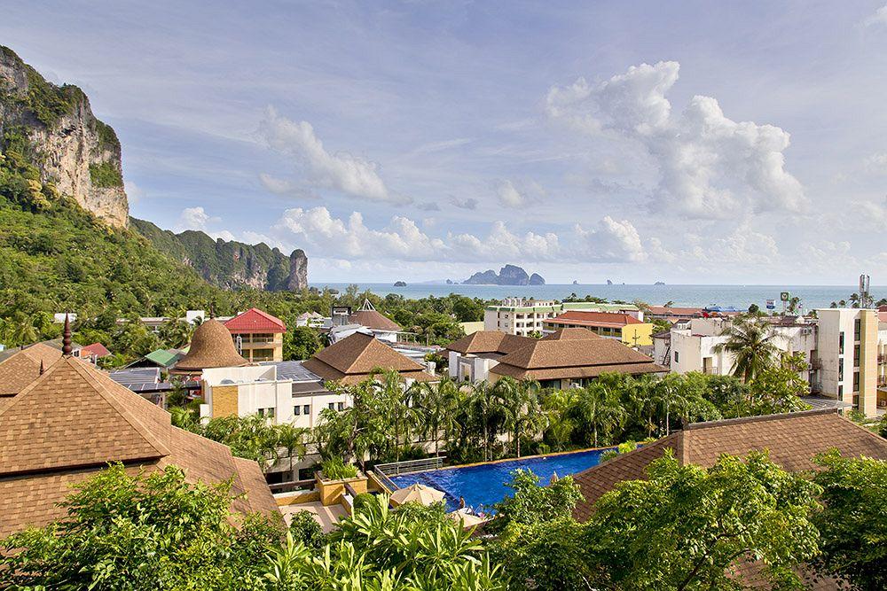 Vista da fachada Aonang Cliff Beach Resort