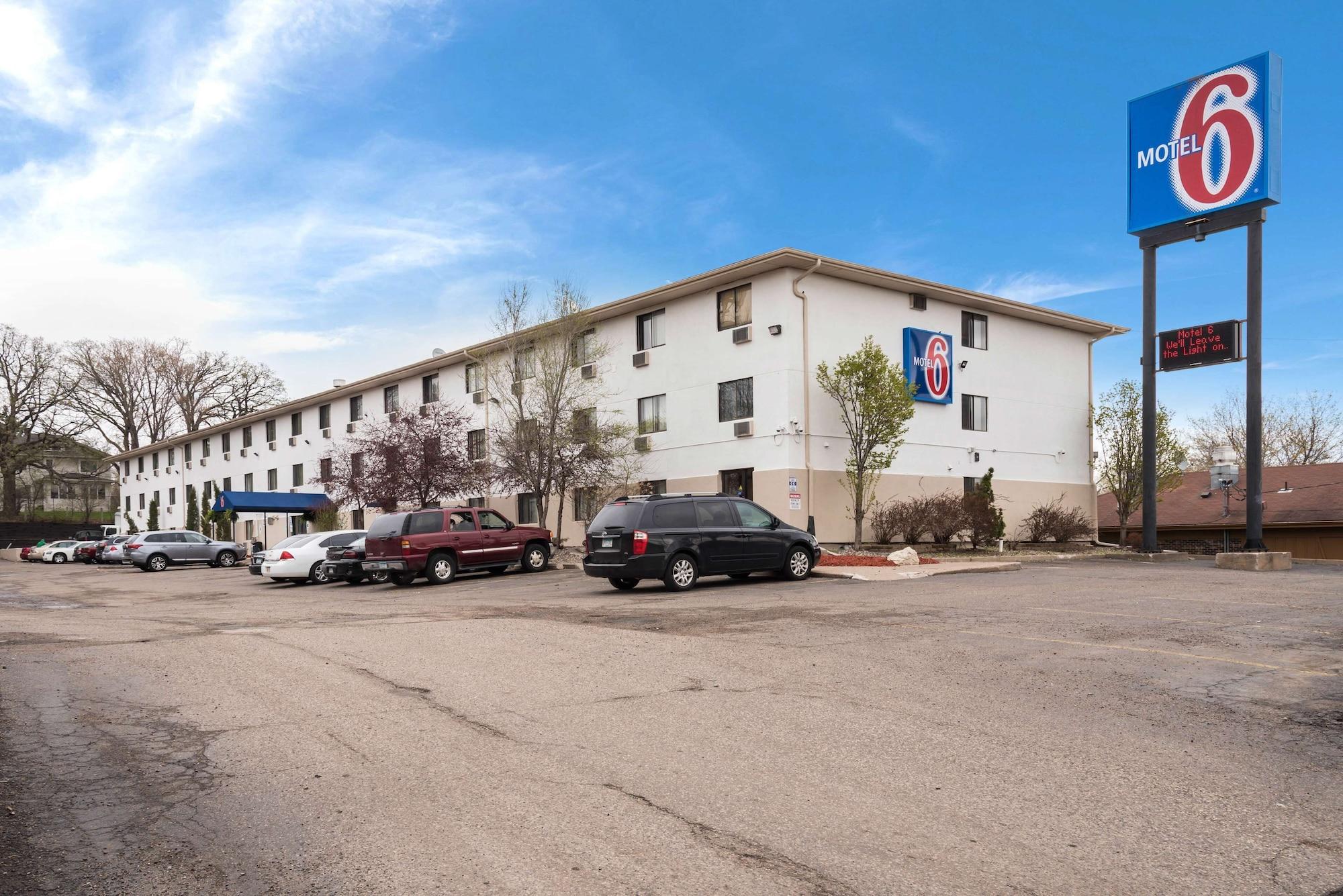 Vista Exterior Motel 6 Saint Paul, MN - I-94