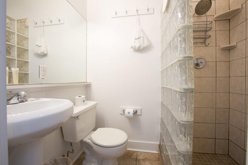 Bathroom The Cabana Inn Key West - Adult Exclusive