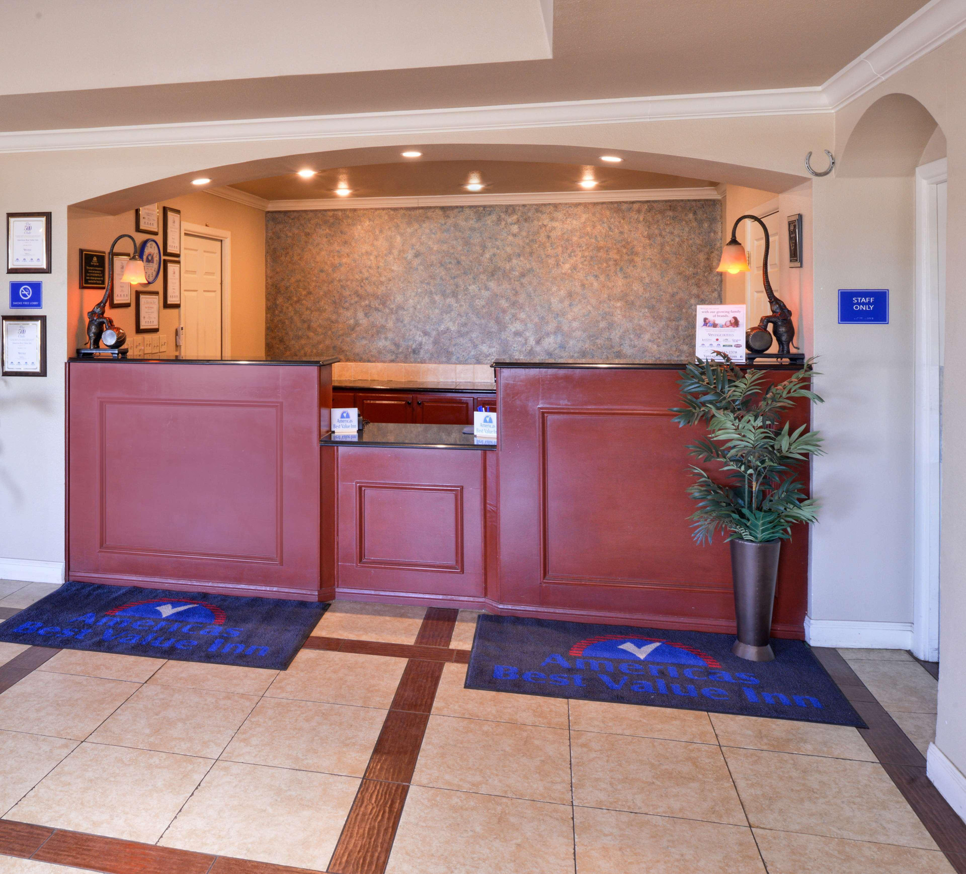 Vista Lobby Americas Best Value Inn Lubbock E