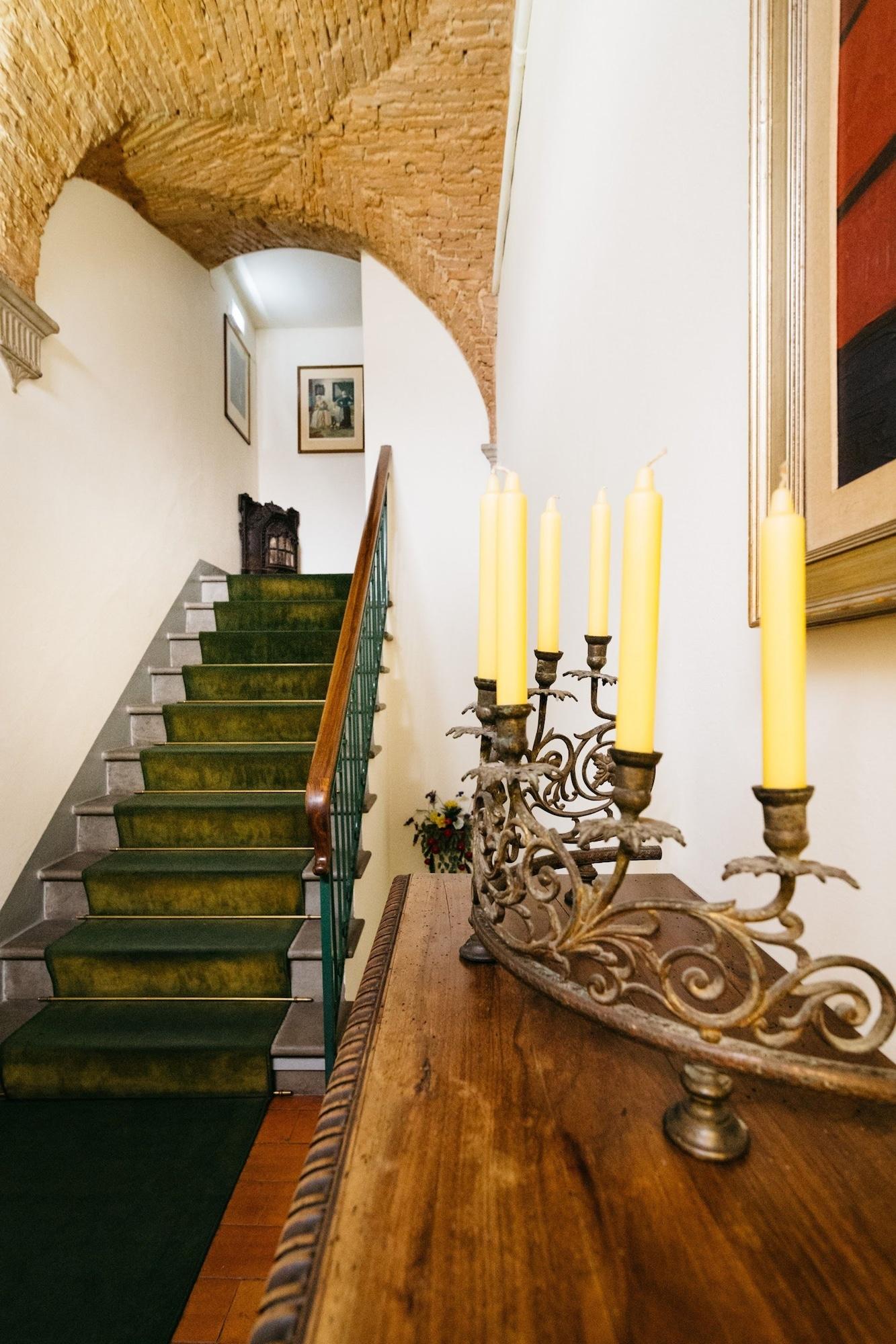 Varios Panella's Residence