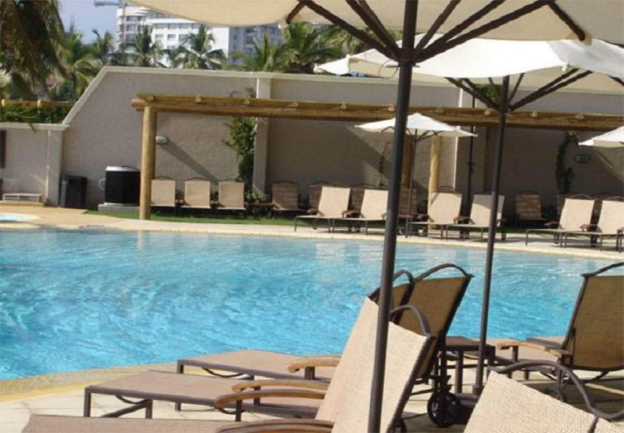 Vista Piscina Departamento a  pie de  Playa