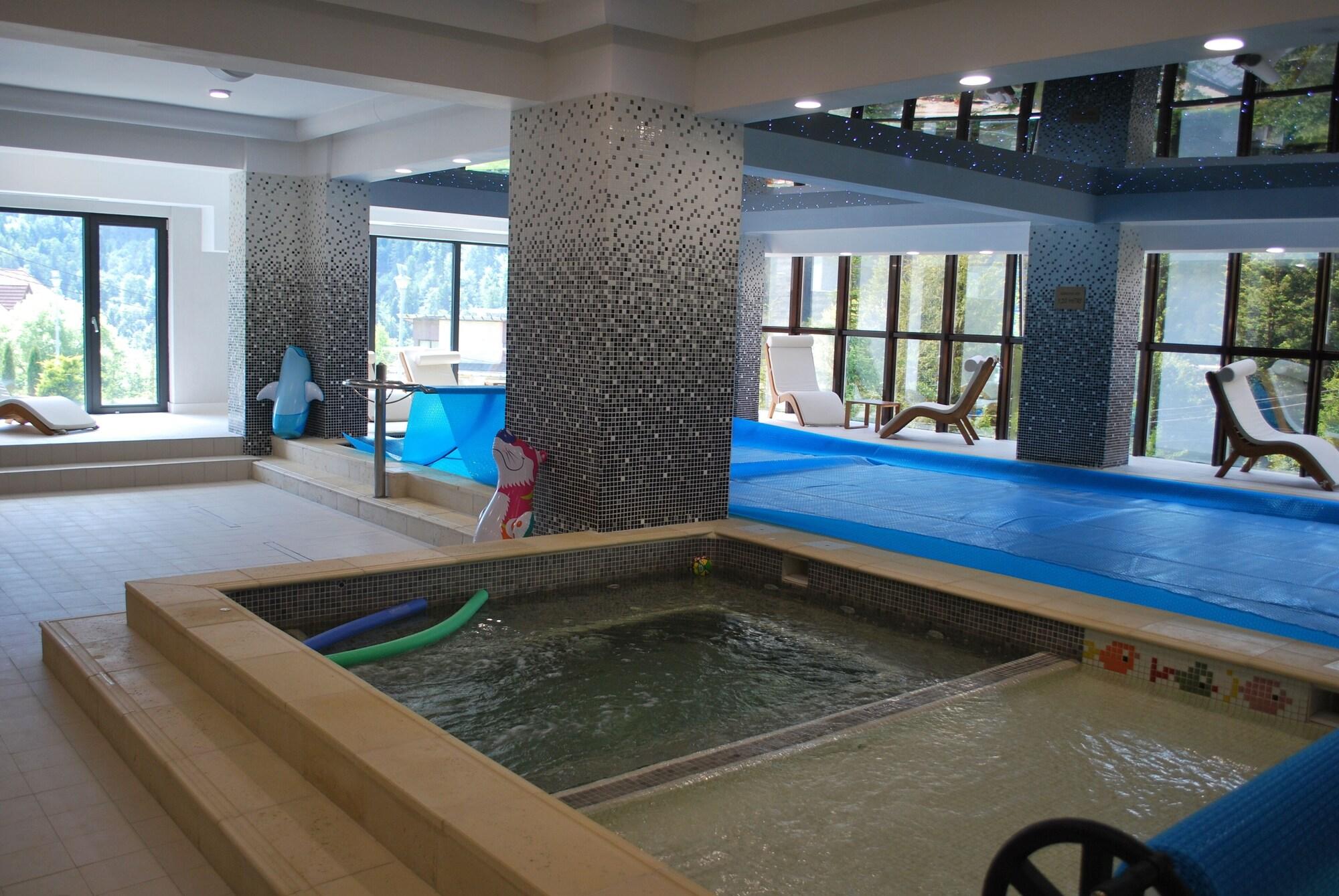 Vista da piscina Hotel Carpat Inn