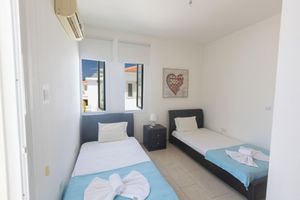 Alquiler Vacacional - Villa Oria, Modern 2BDR Villa with Pool, Walking Distance to the Beach