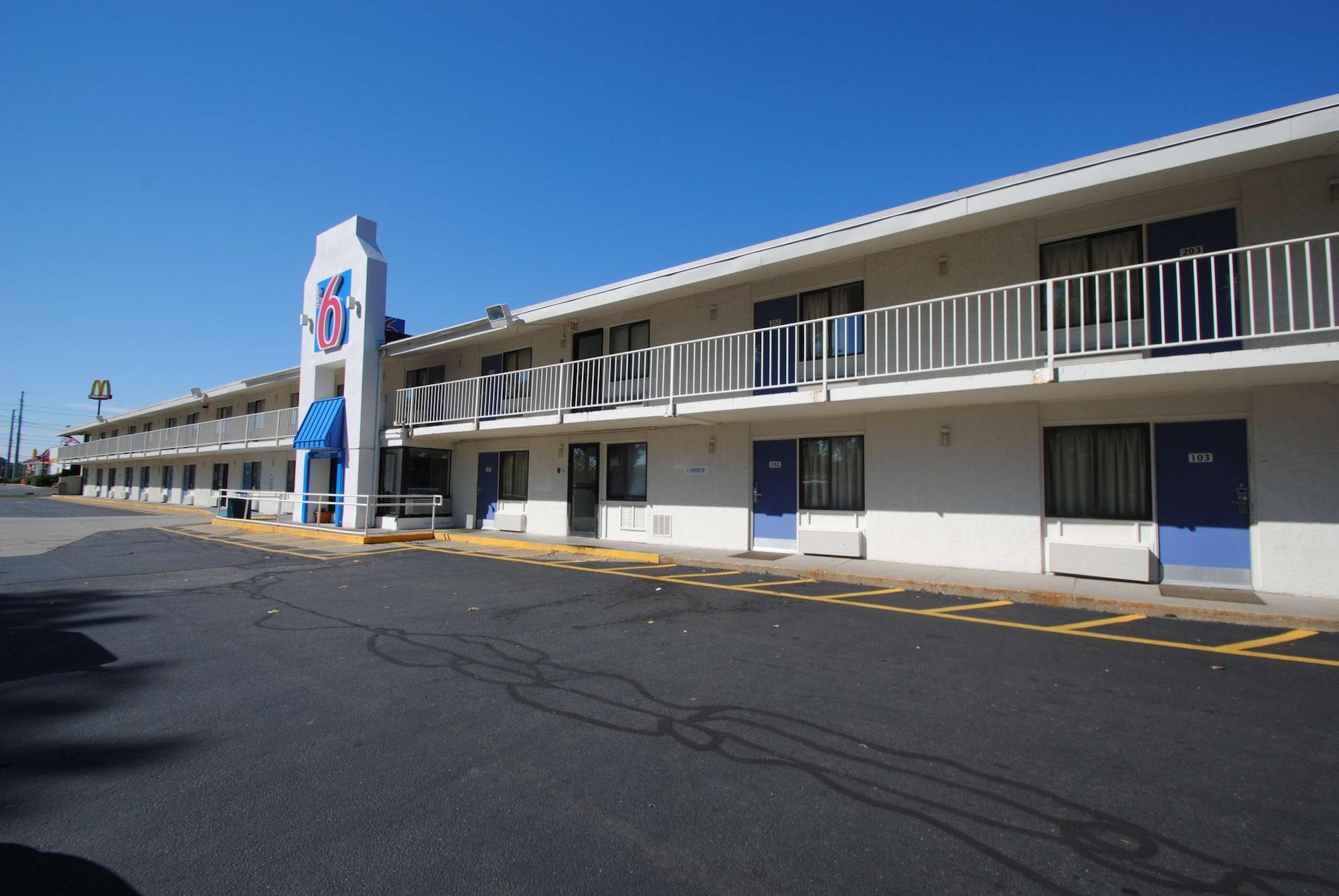 Vista Exterior Motel 6 Chicopee, MA - Springfield