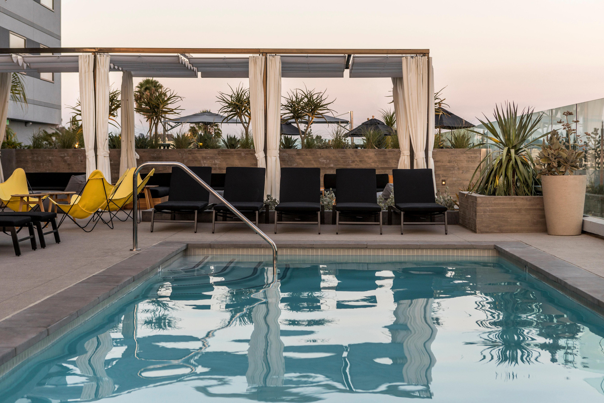 Vista Piscina Kimpton Everly Hotel Hollywood by IHG