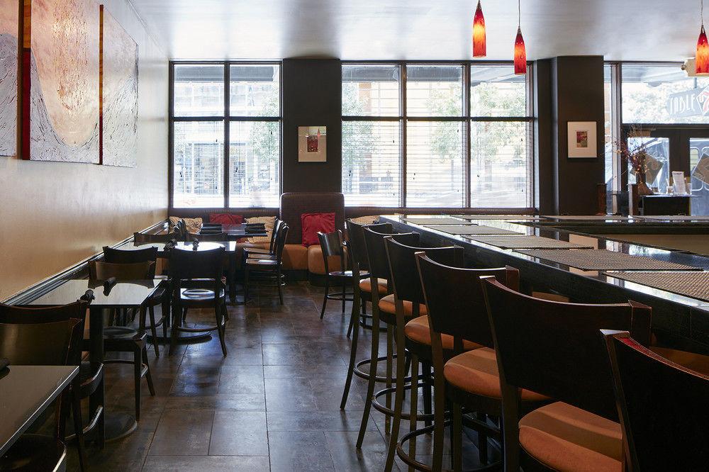 Bar/Salón Club Quarters in Houston
