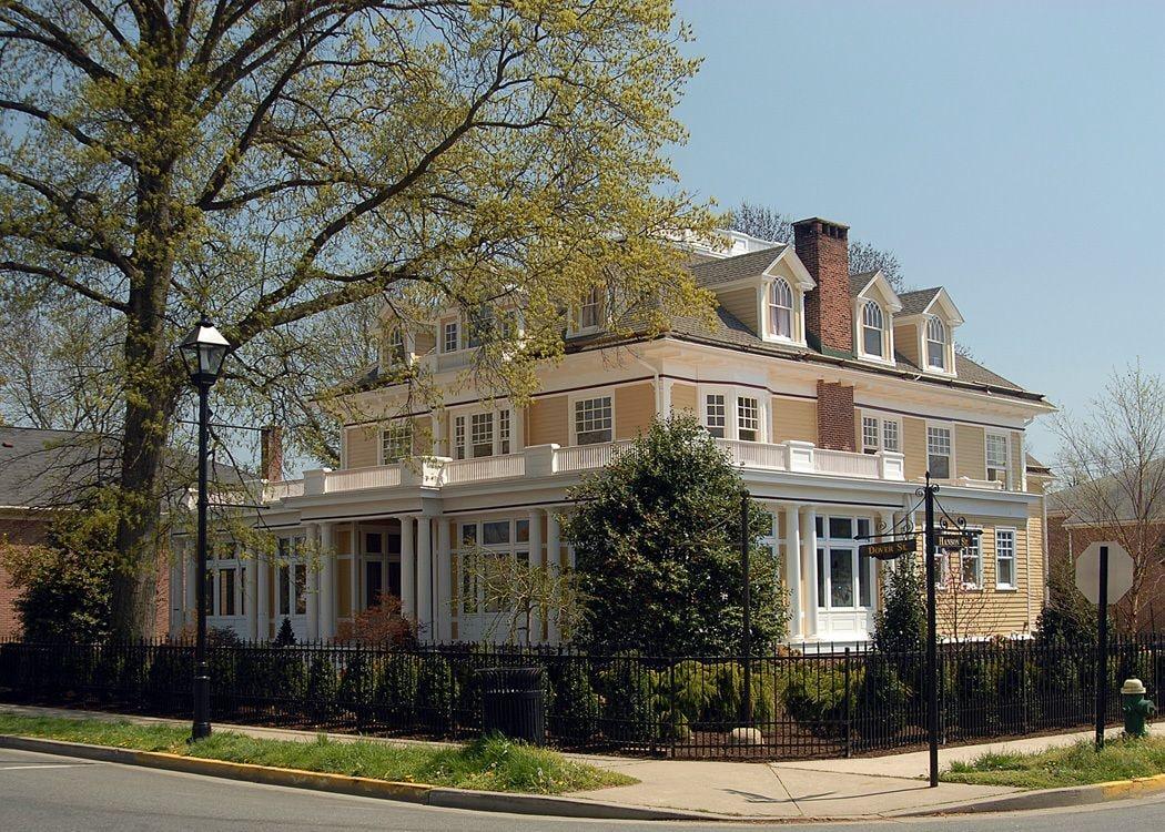 Varios Inn at 202 Dover