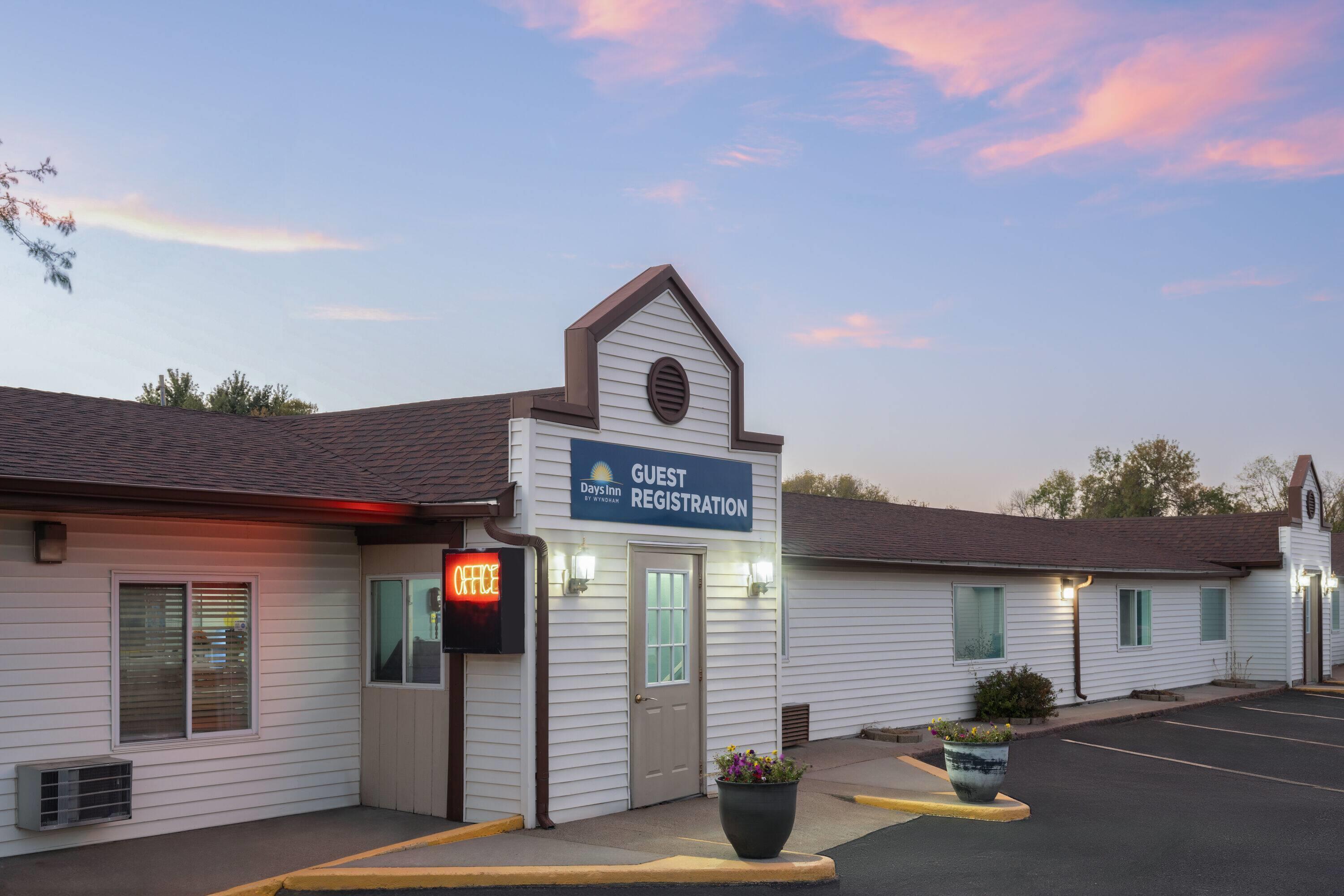 Vista Exterior Days Inn by Wyndham Jamestown
