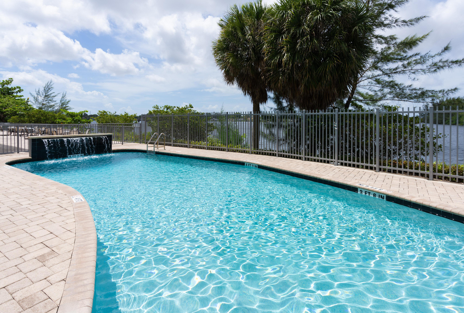 Vista Piscina Holiday Inn Express Miami Airport Blue Lagoon Area by IHG