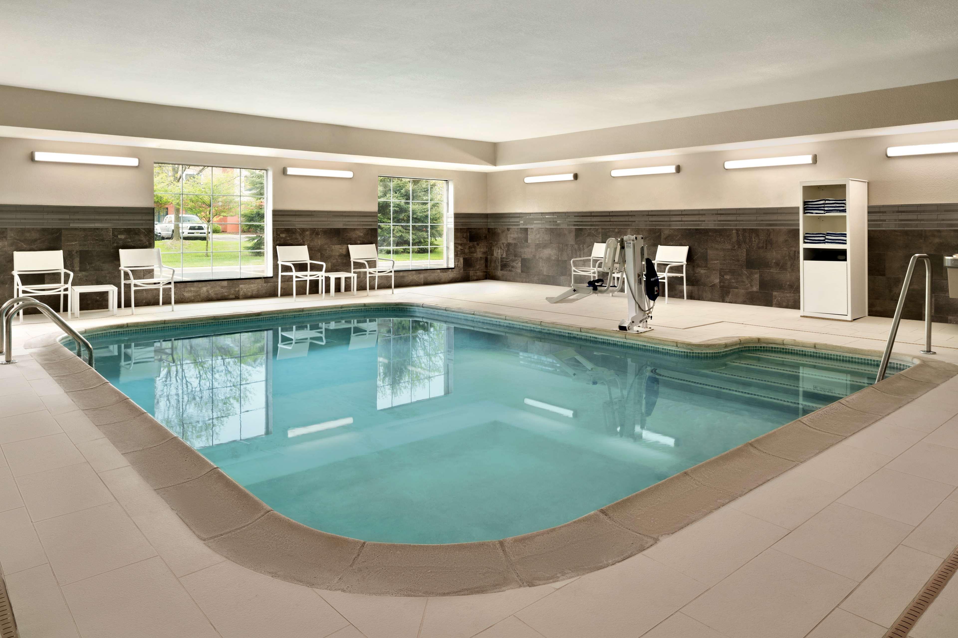 Vista Piscina Country Inn & Suites by Radisson, Novi, MI
