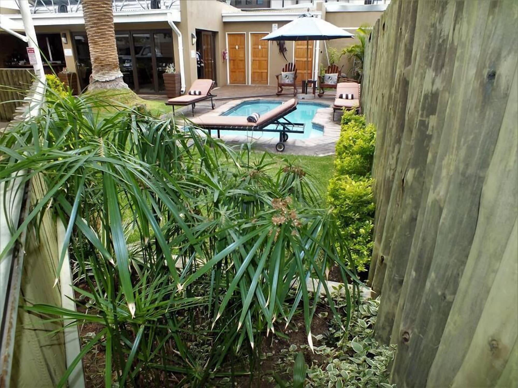 Vista Piscina Uzuri Guesthouse